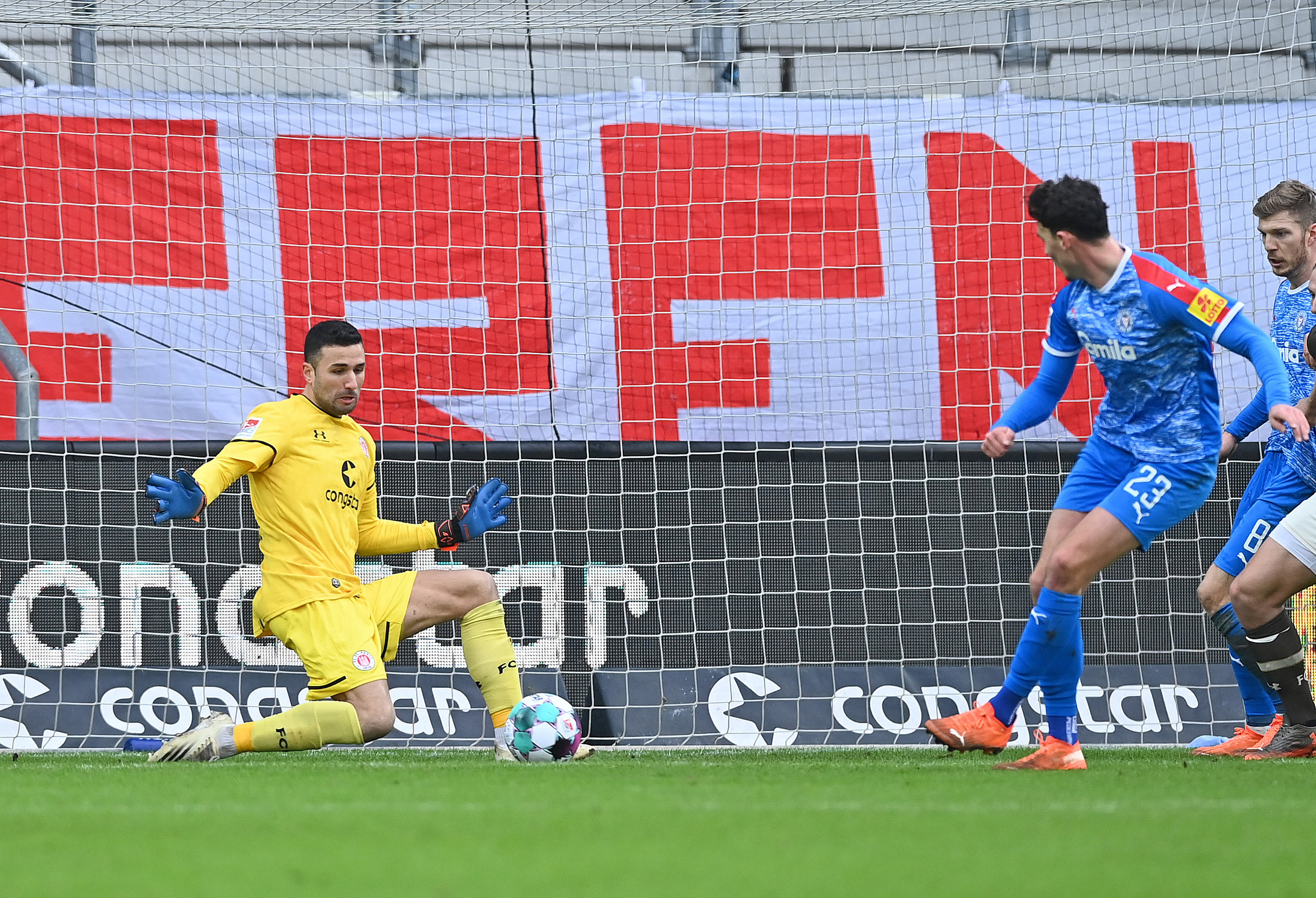 Keeper Dejan Stojanović defuses Kiel’s best first-half chance through Janni Serra in the 33rd minute.