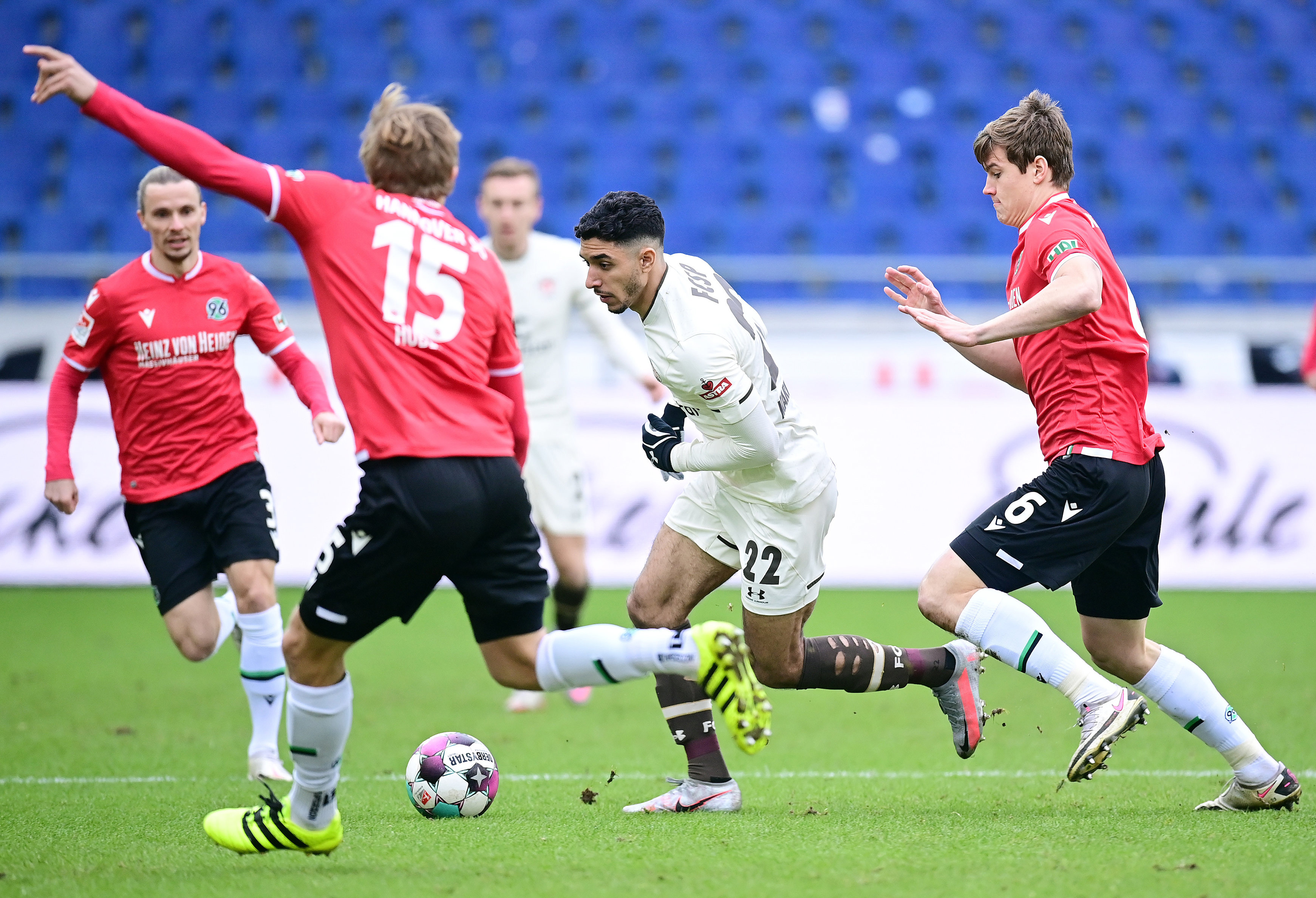 Omar Marmoush im Duell mit mehreren Spielern von Hannover 96.