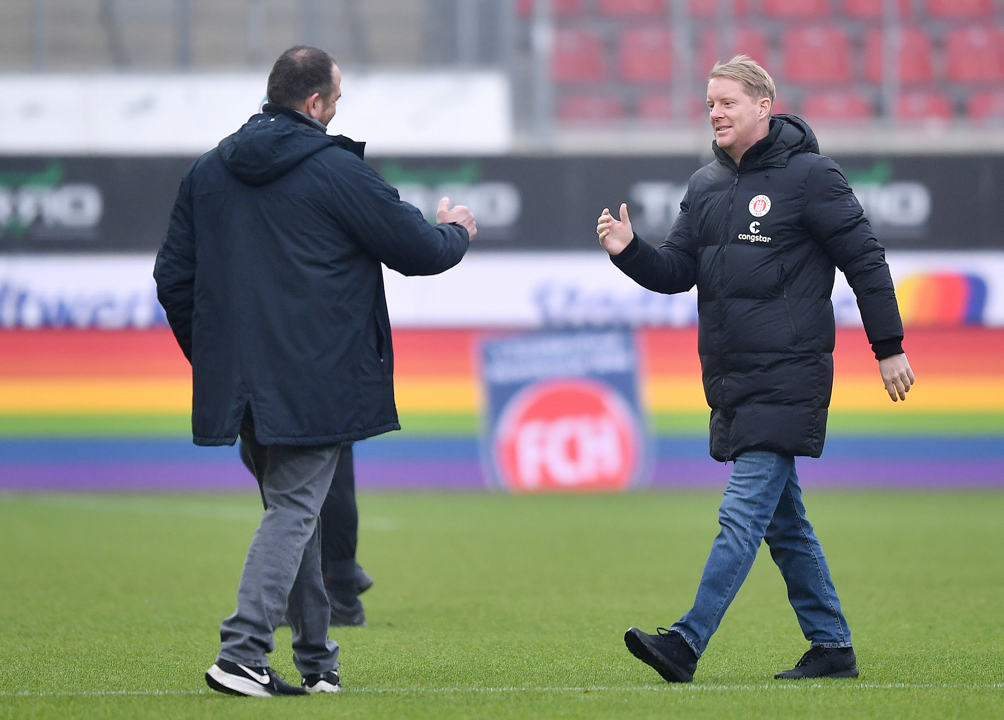 Cheftrainer Timo Schultz und Heidenheims Trainer Frank Schmidt begrüßen sich vor dem letzten Spiel in Heidenheim.