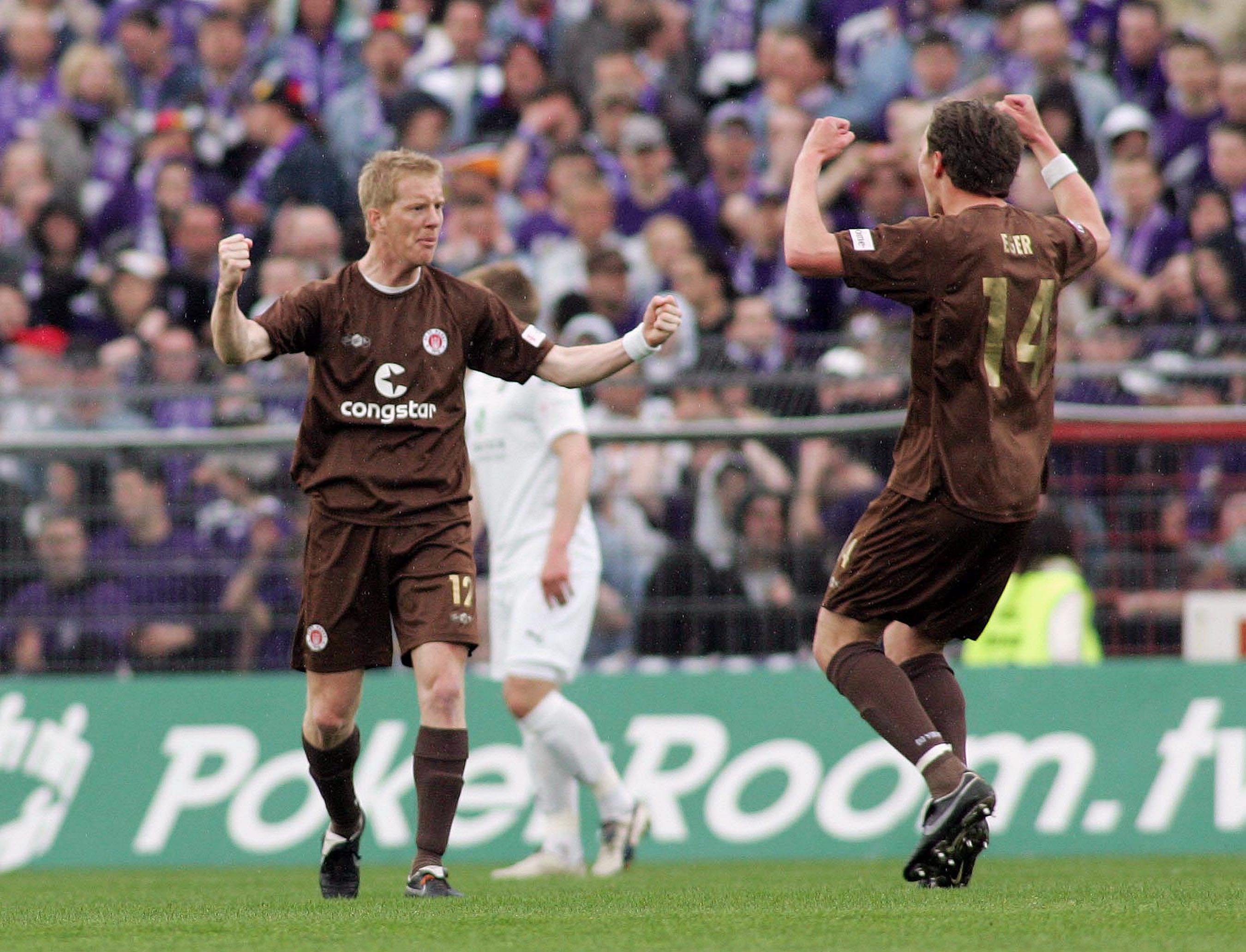 Timo Schultz trifft im Heimspiel gegen Aue am 2. Mai 2008 zum zwischenzeitlichen 1:1, am Ende siegten die Kiezkicker mit 4:2 und bejubelten drei Spieltage vor dem Saisonende den Klassenerhalt.
