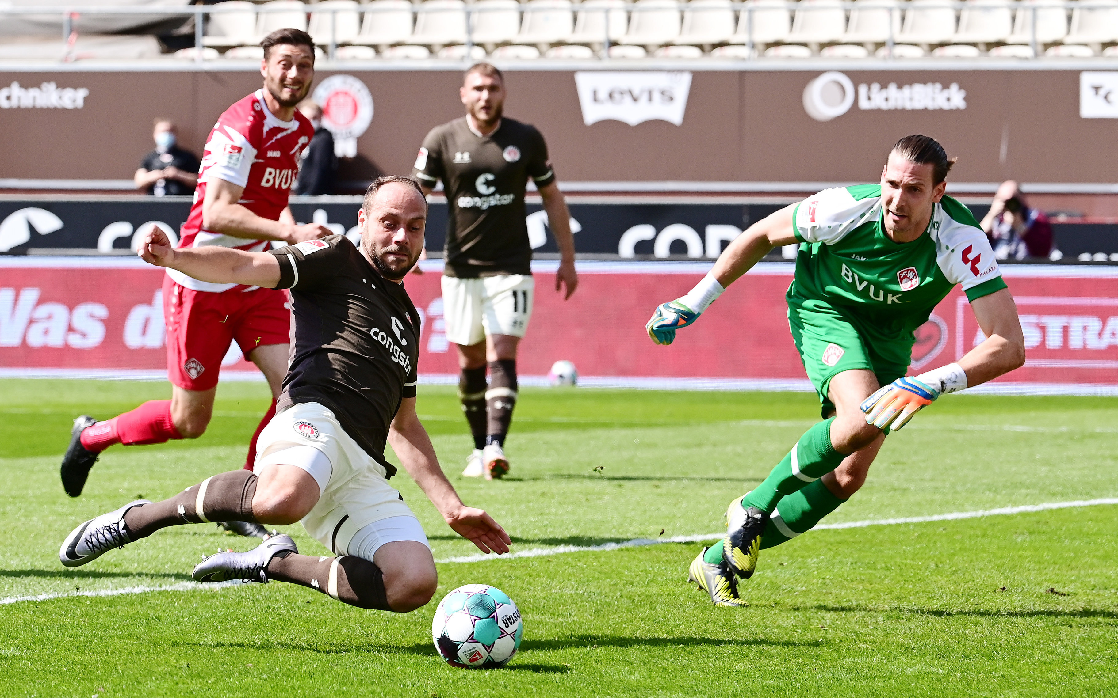 As in the reverse fixture, Rico Benatelli got on the scoresheet against Würzburg, reacting first to slide the ball over the line in the 18th minute.