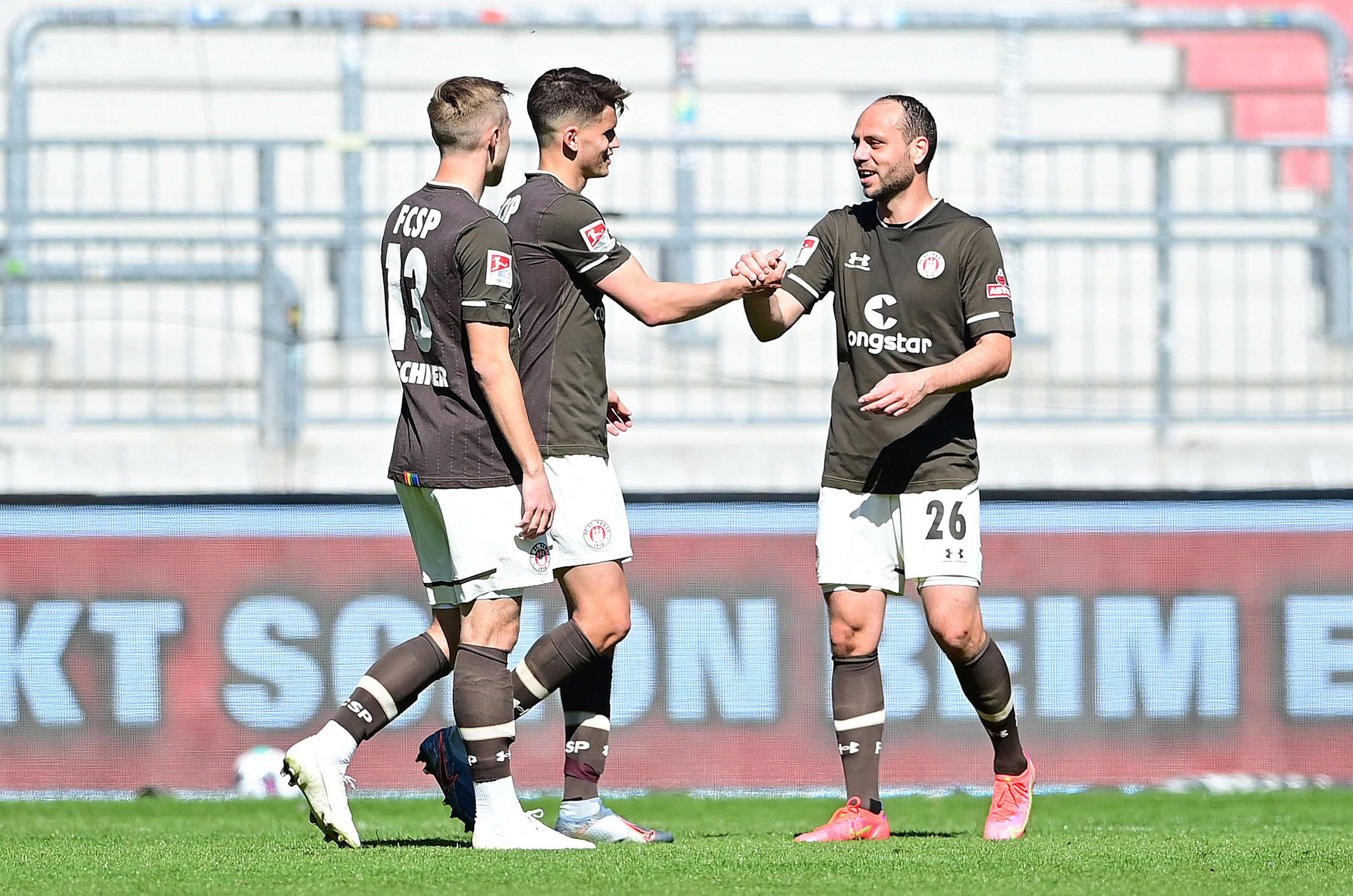 Rico Benatelli celebrates with Lukas Daschner (left) and Luca Zander after the defeat of Fürth.