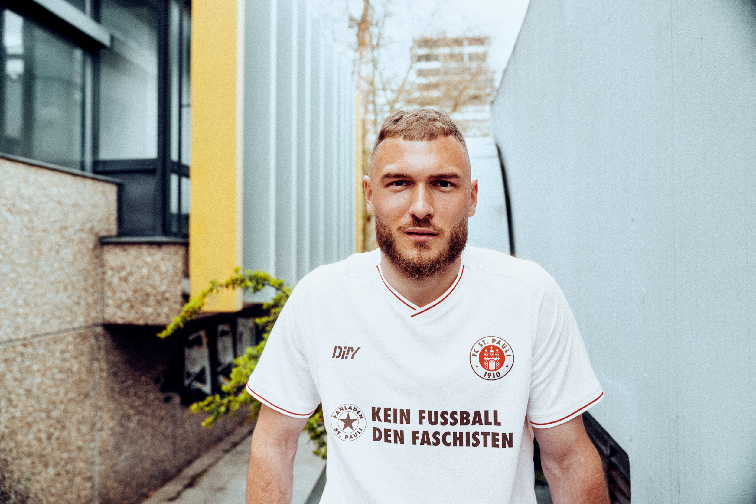Max Dittgen im Auswärtstrikot für die Saison 2021/22 mit Sonderschriftzug des Fanladen St. Pauli