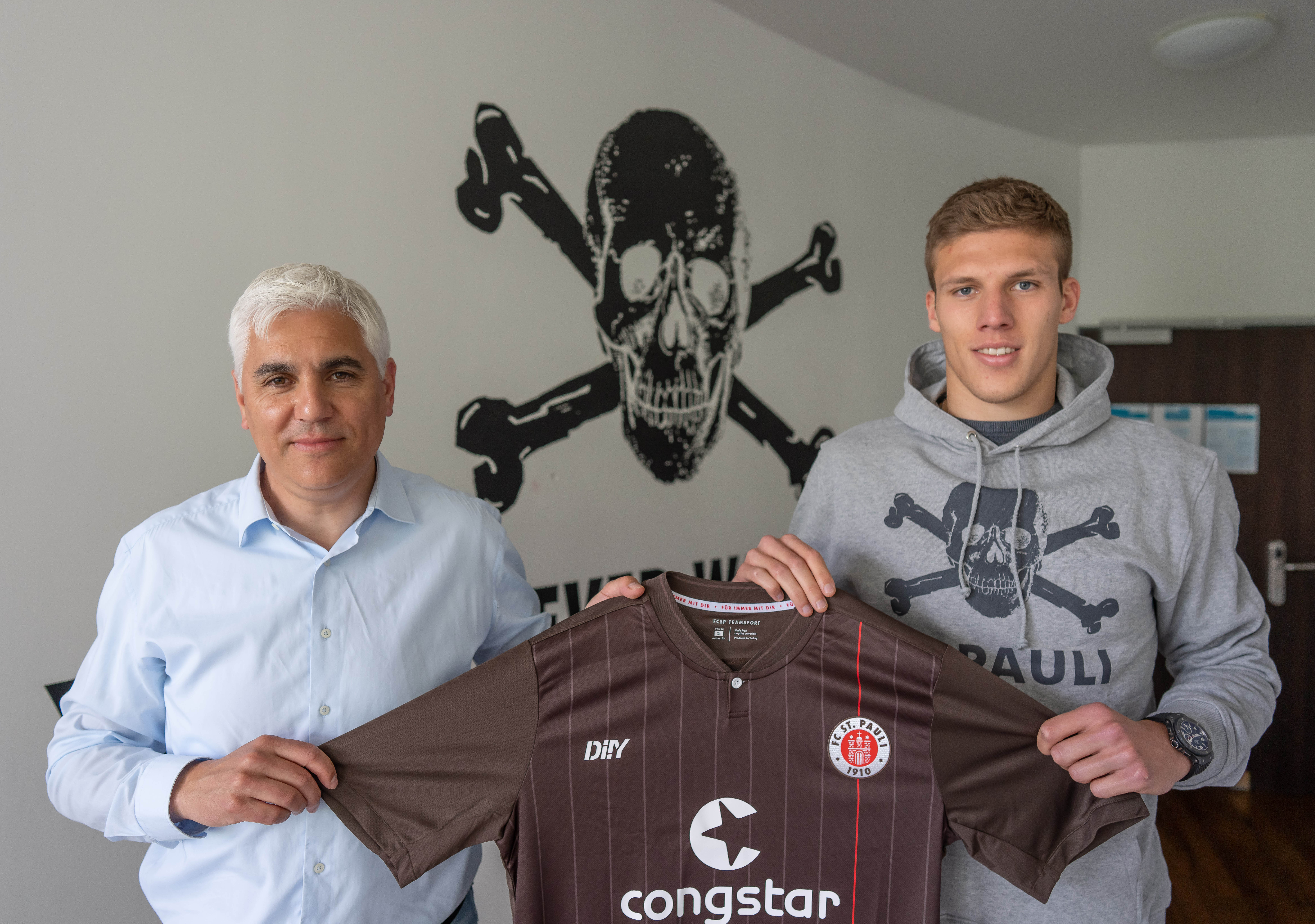Director of sport Andreas Bornemann with new signing Jakov Medić