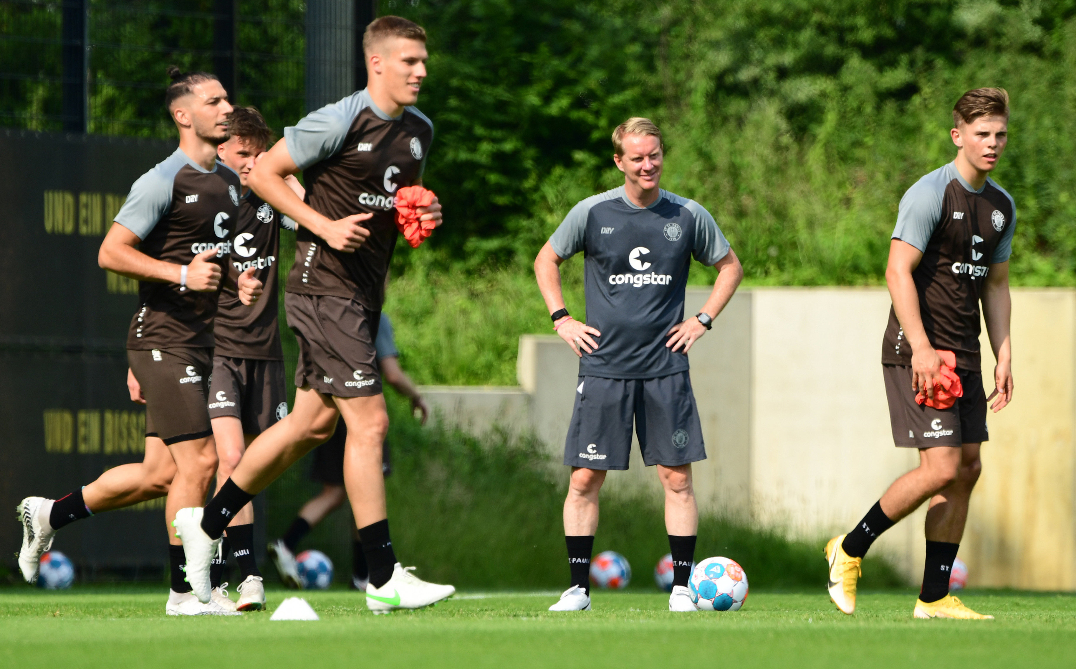 Cheftrainer Timo Schultz schaut seinen Spielern beim Training zu.