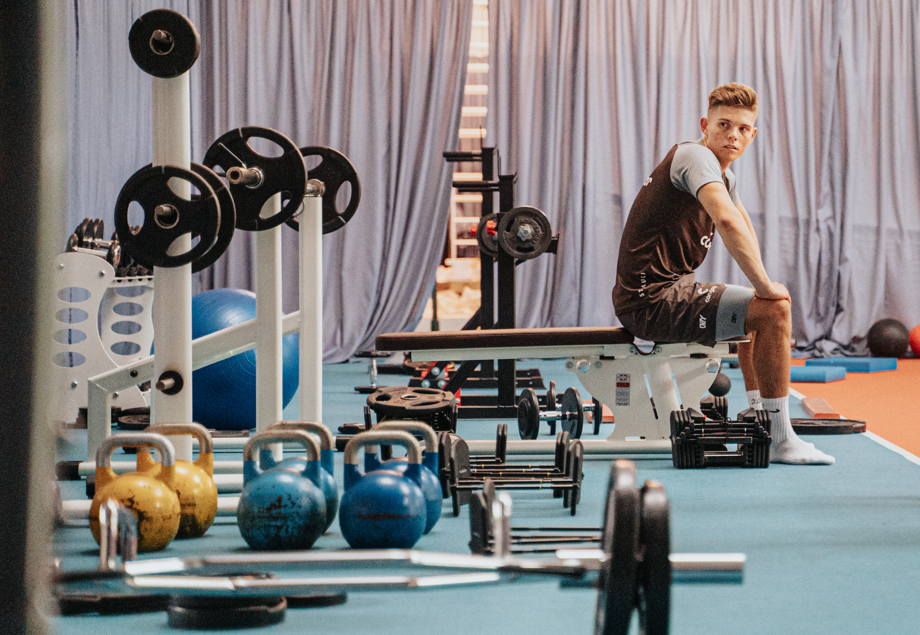 Ordentlich Kraft aufbauen  - Finn Ole Becker im Fitness-Bereich im Trainingslager in Herzlake.