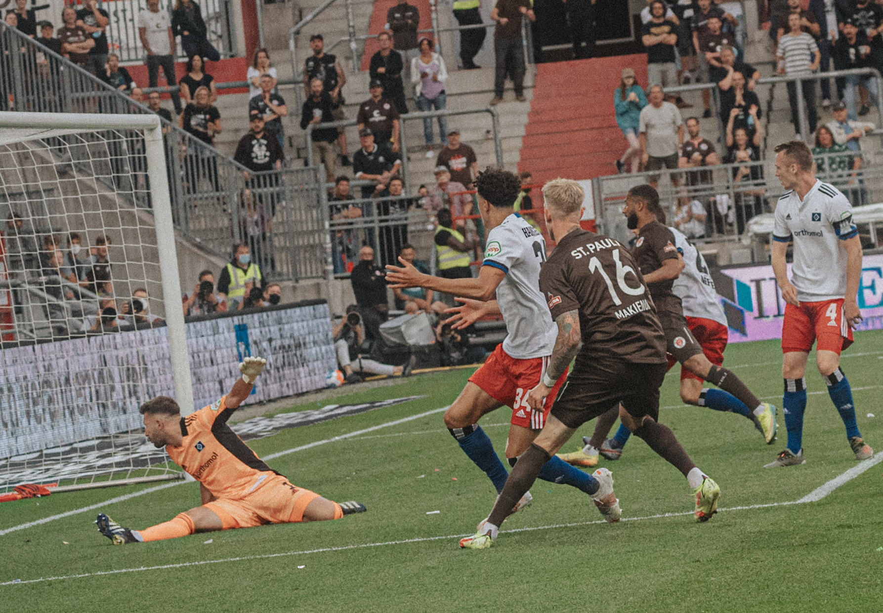In der 56. Minute erzielte Simon Makienok die 2:1-Führung für den FC St. Pauli.