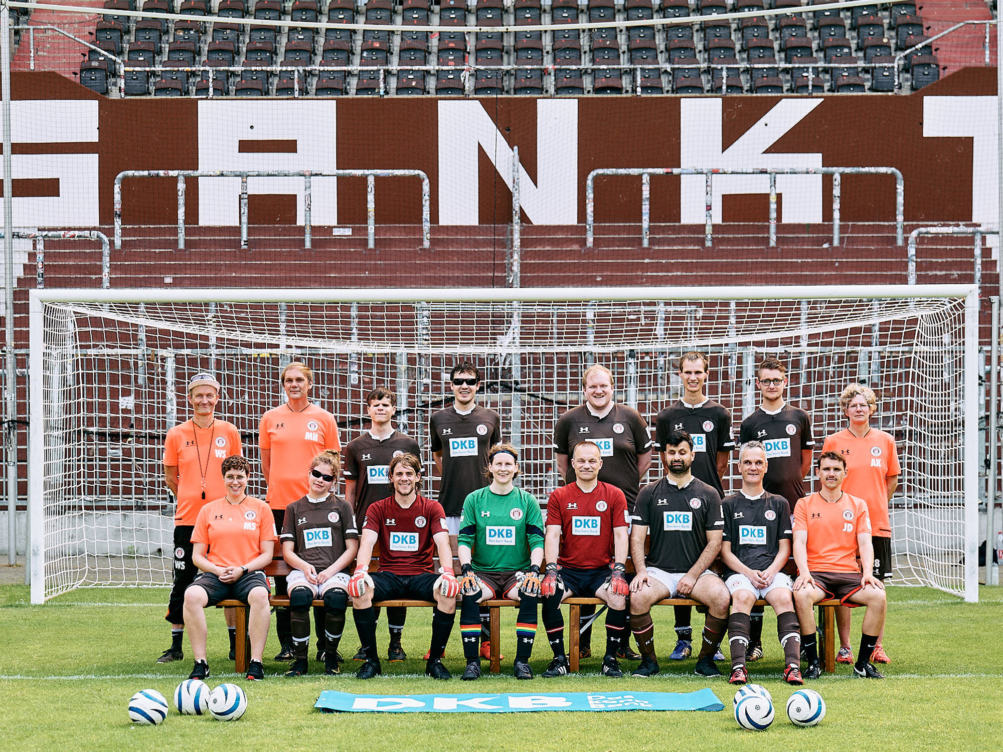 Das Blindenfußballteam des FC St. Pauli beim Mannschaftsfoto auf dem Rasen des Millerntor-Stadions.