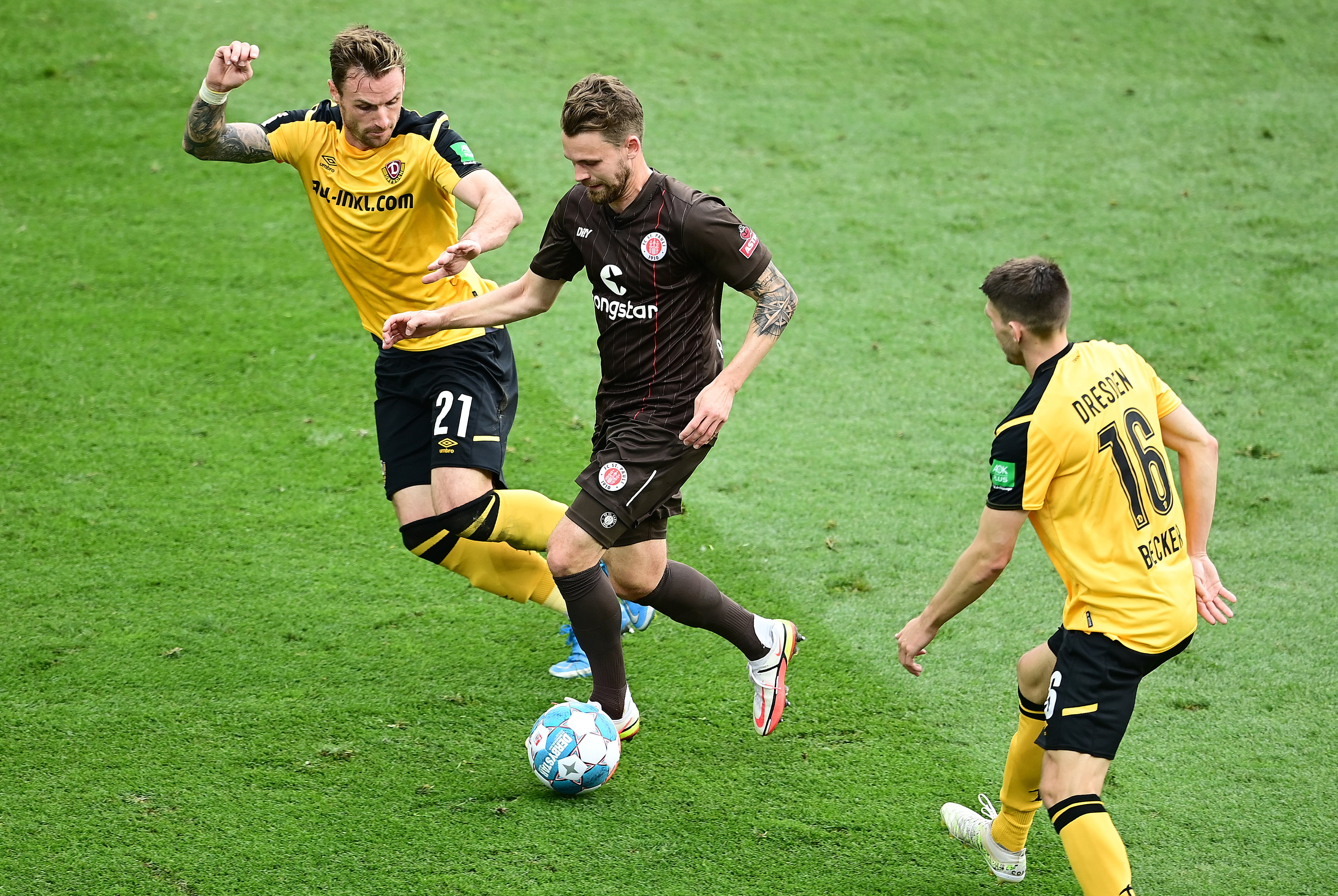 Christopher Buchtmann, here under challenge from Dresden's Michael Sollbauer (left) and Robin Becker (right), made his first appearance in the starting lineup since January 2020 against the Saxony outfit.