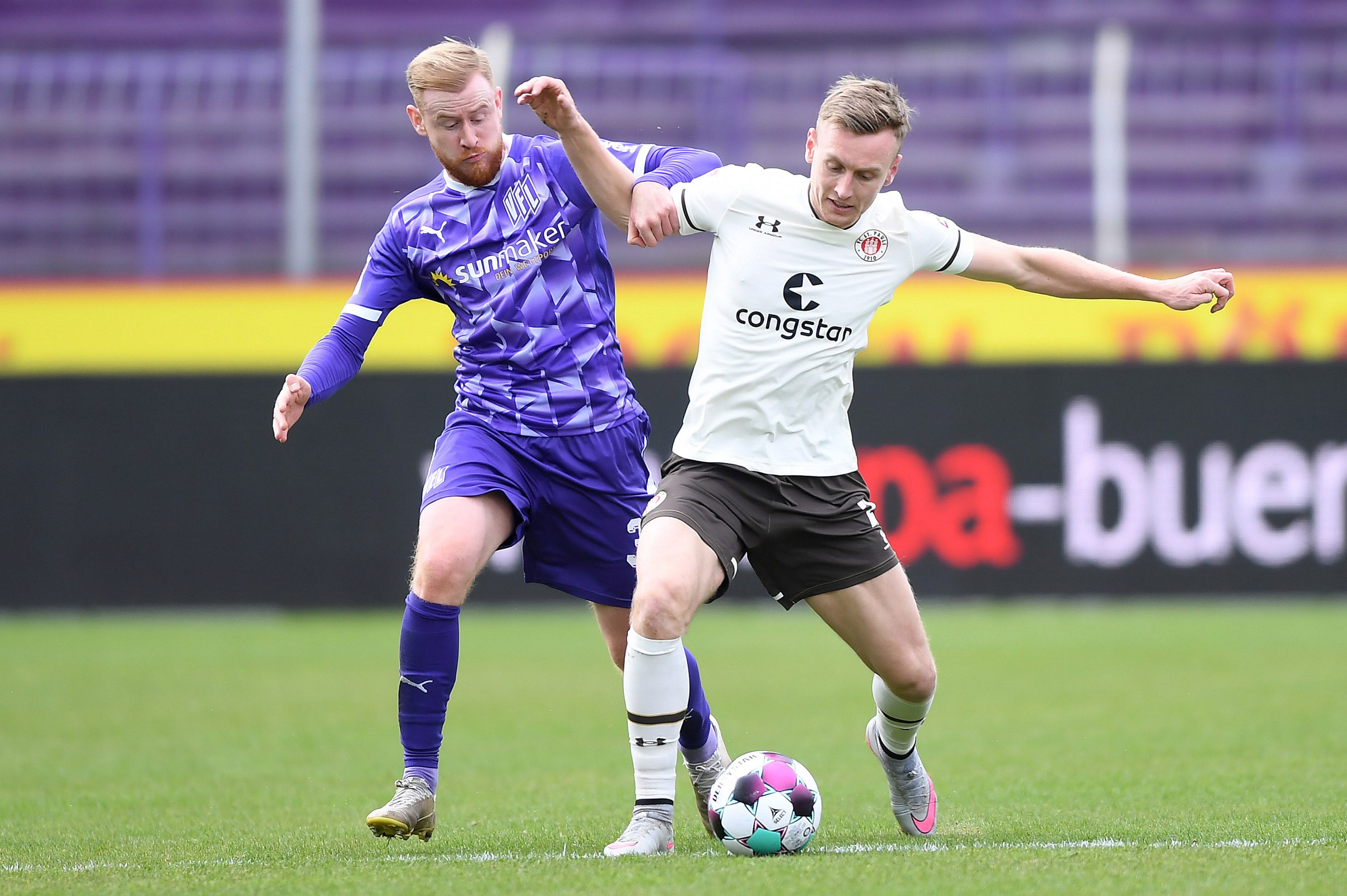 Sebastian Ohlsson under challenge from Osnabrück's Sebastian Kerk on last Bundesliga 2 appearance on 21 March 2021.