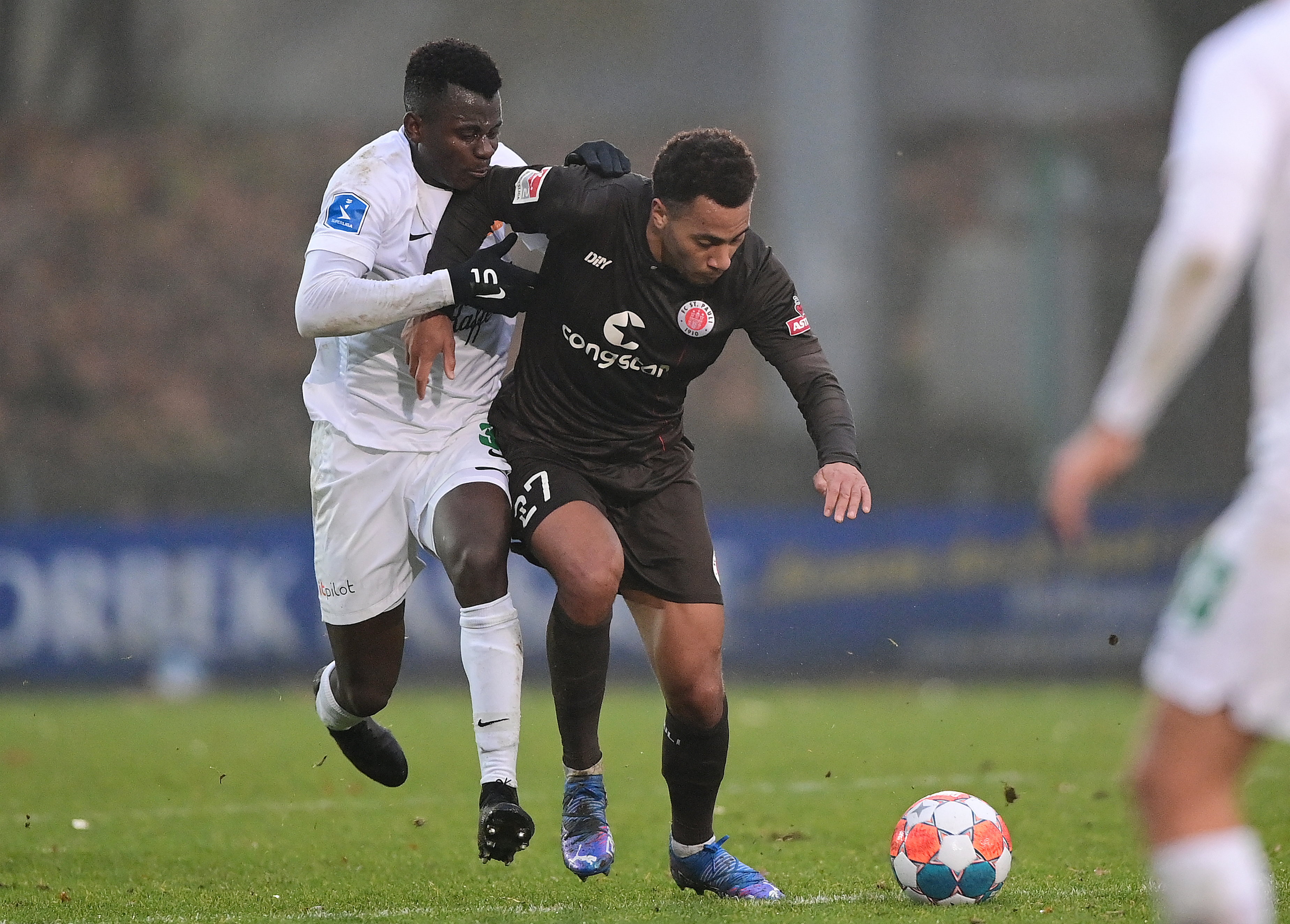 Etienne Amenyido im Kampf um den Ball mit Ibrahim Said von Viborg FF.