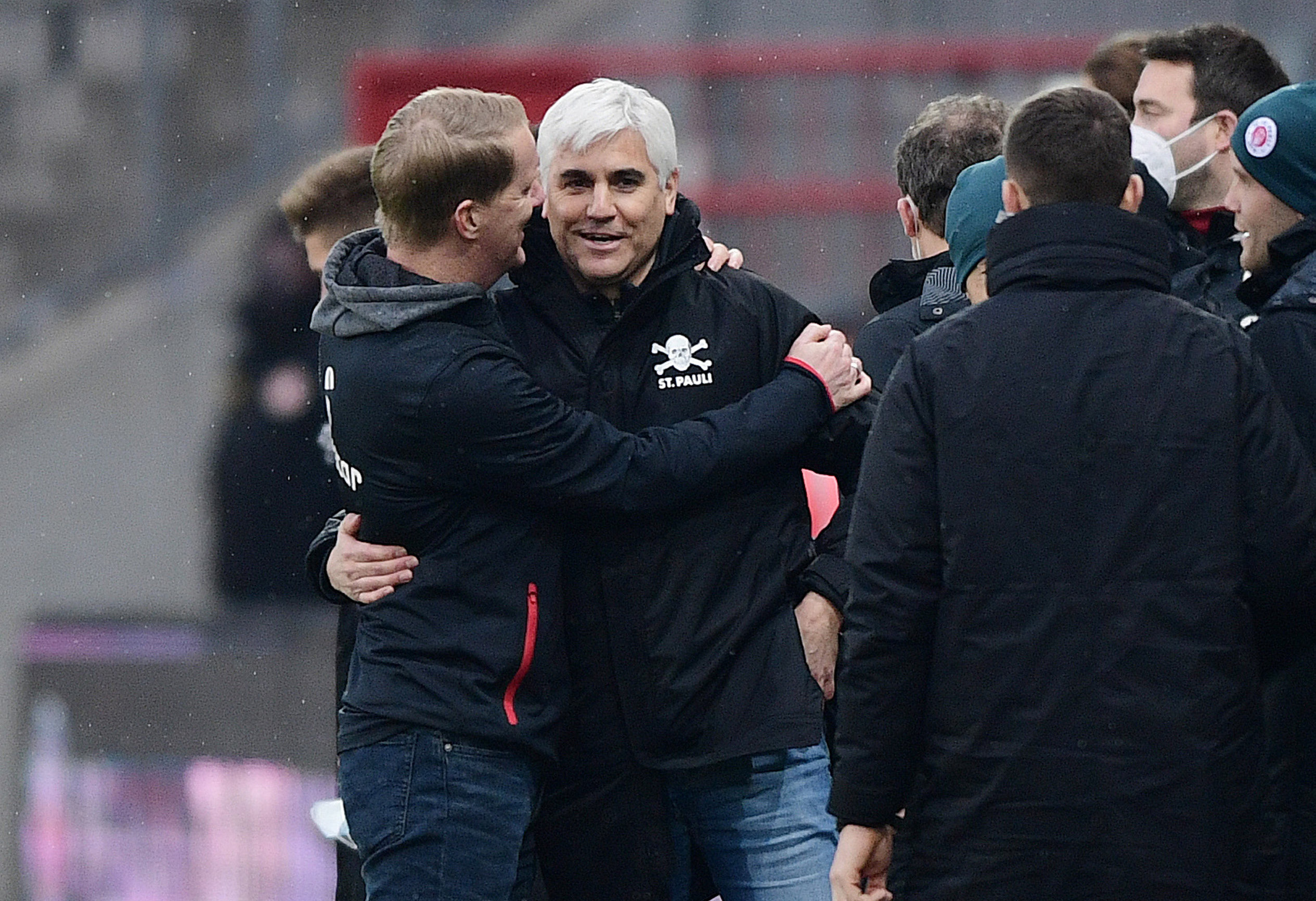 Cheftrainer Timo Schultz und Sportchef Andreas Bornemann nach dem 2:0 gegen Jahn Regensburg.