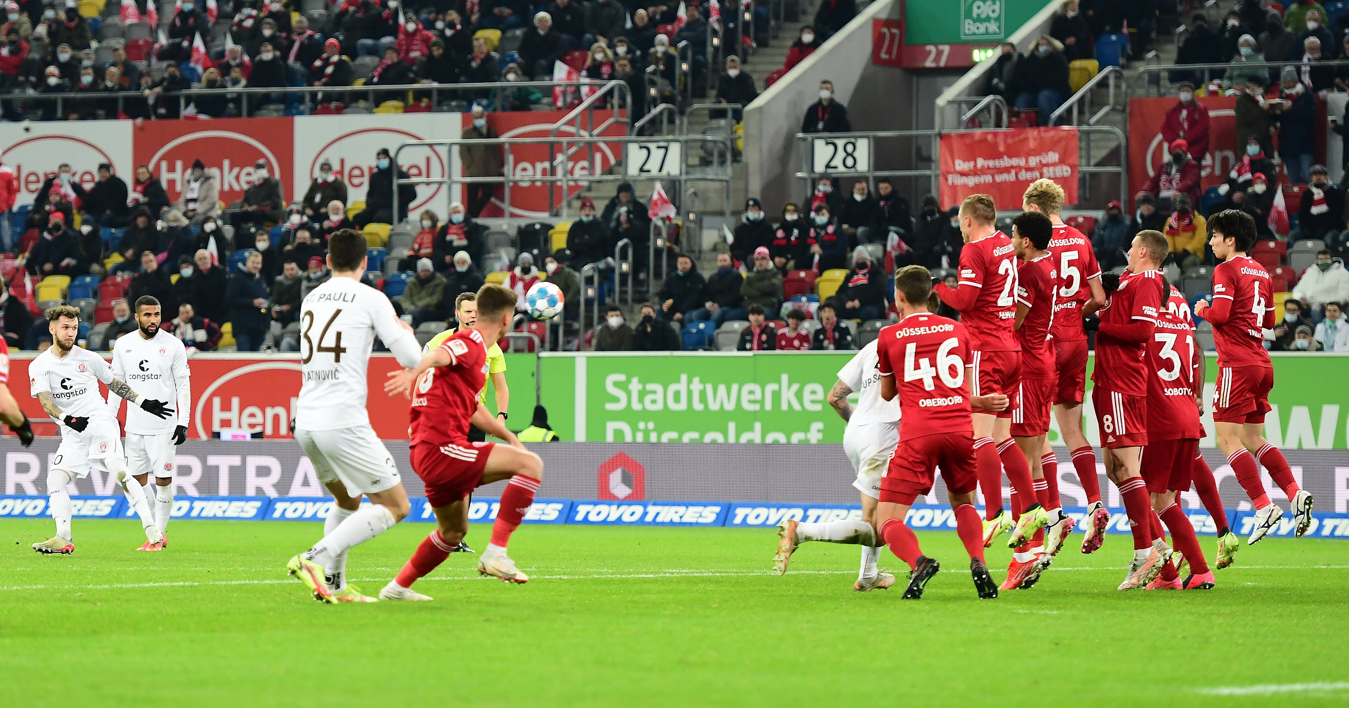 Beim Spiel in Düsseldorf schlenzte Marcel Hartel einen Freistoß in die Düsseldorfer Mauer.
