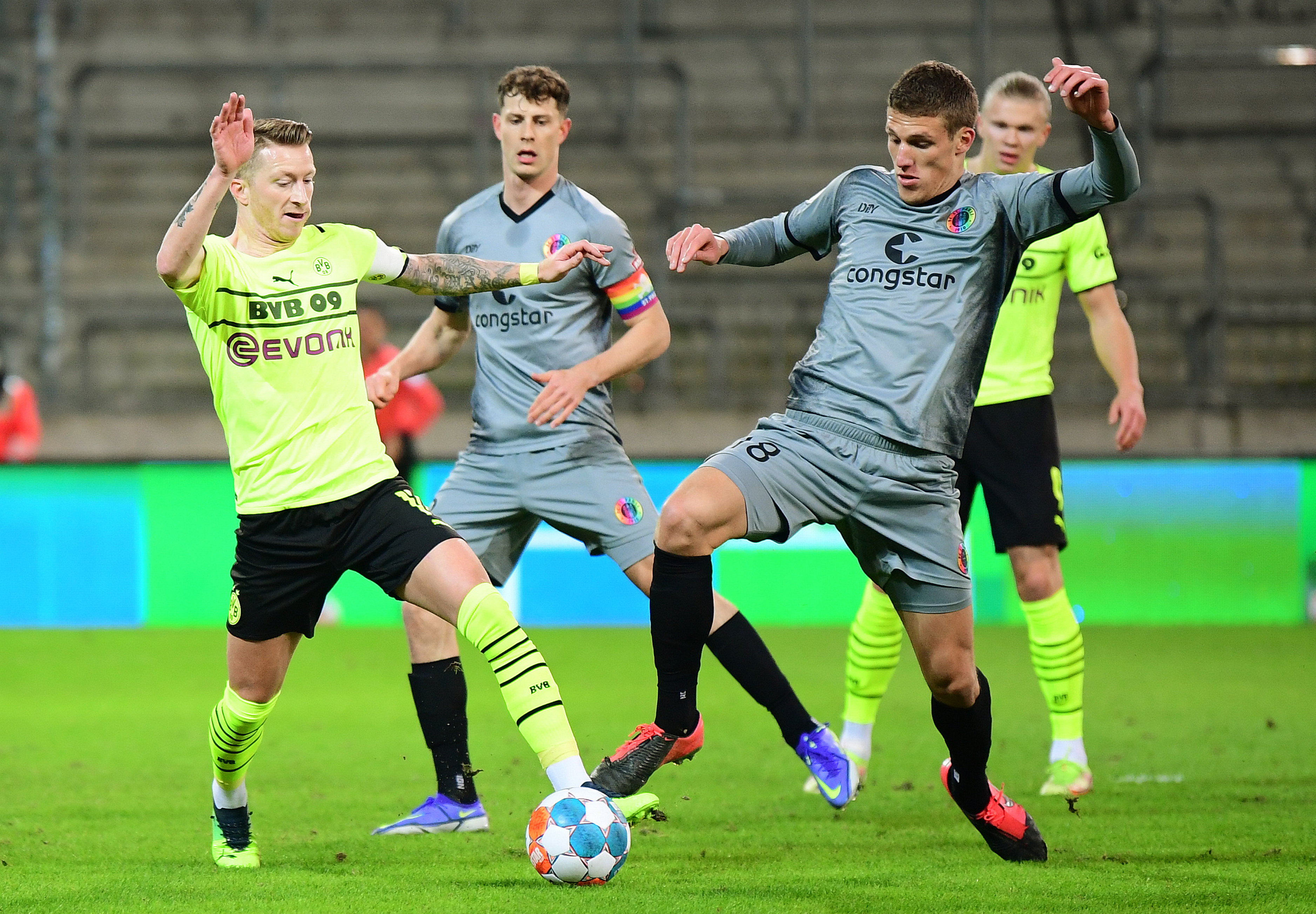 Jakov Medić, hier im Duell mit BVB-Kapitän Marco Reus, leitete das 2:0 mit einem Ballgewinn ein.