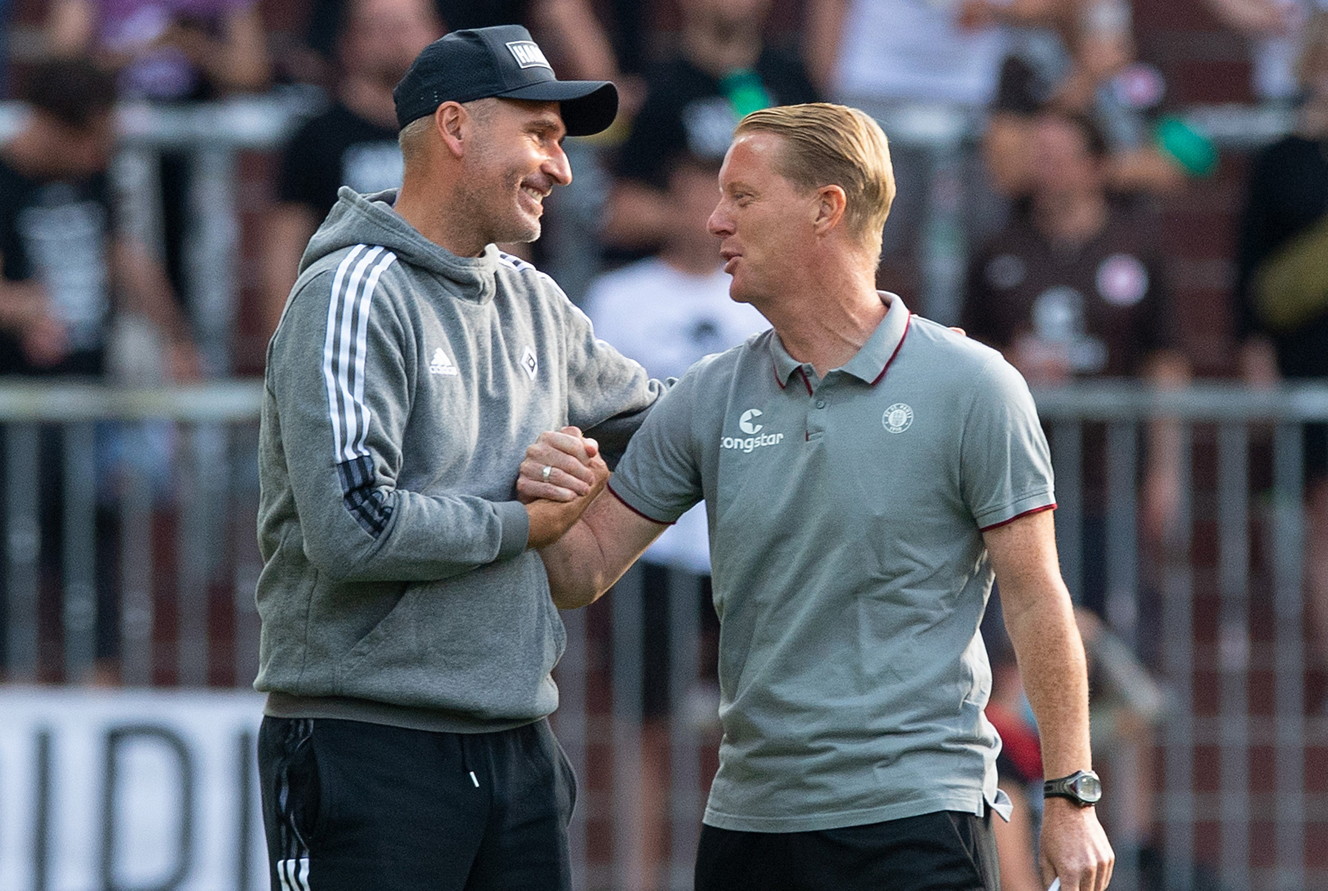 HSV-Coach Tim Walter und FCSP-Cheftrainer Timo Schultz geben sich vor dem Hinspiel die Hände.