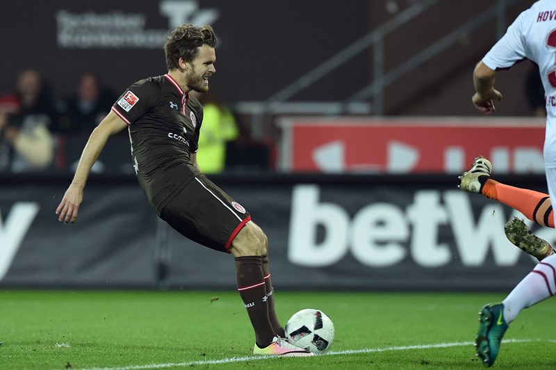 After a lively start Christopher Buchtmann put St. Pauli ahead in the sixth minute, only for Guido Burgstaller to level the scores on 20.