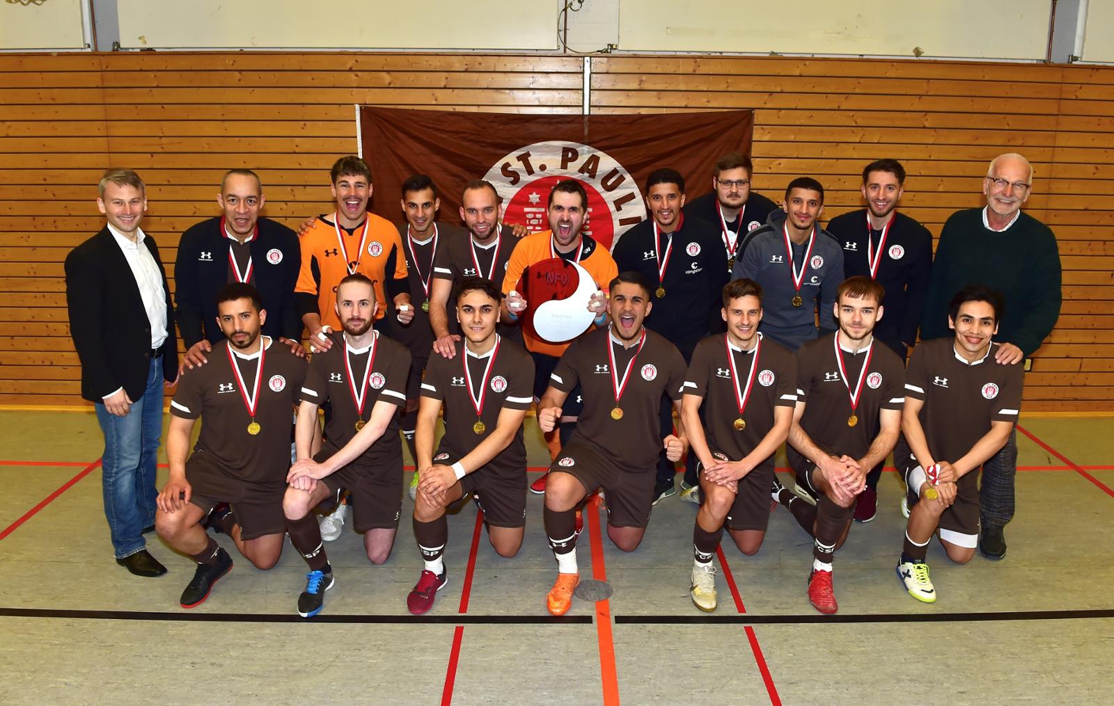Gruppenfoto der Futsaler des FC St. Pauli mit der Meisterschale.