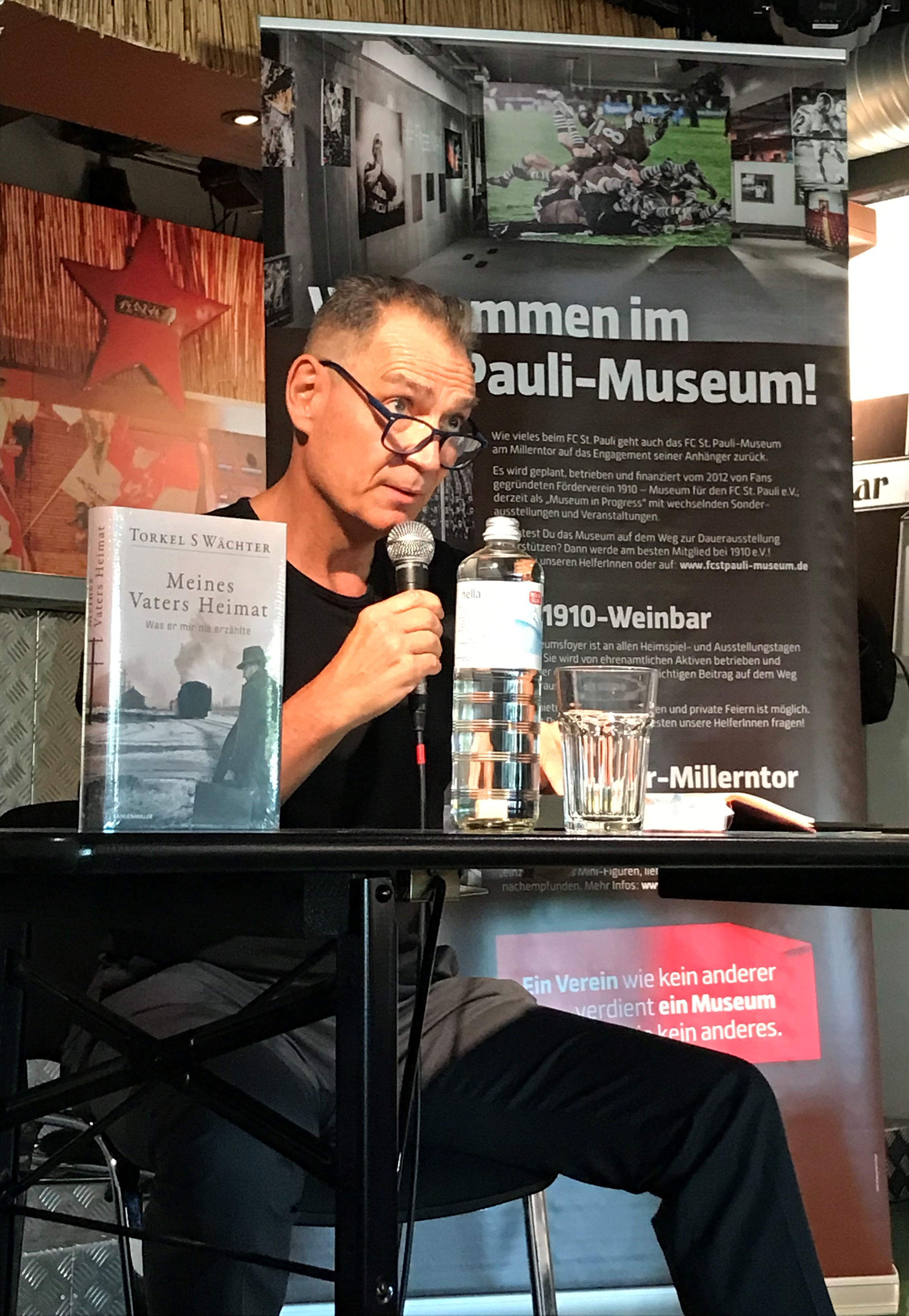 Torkel Wächter bei seiner Lesung im FC St. Pauli-Museum.
