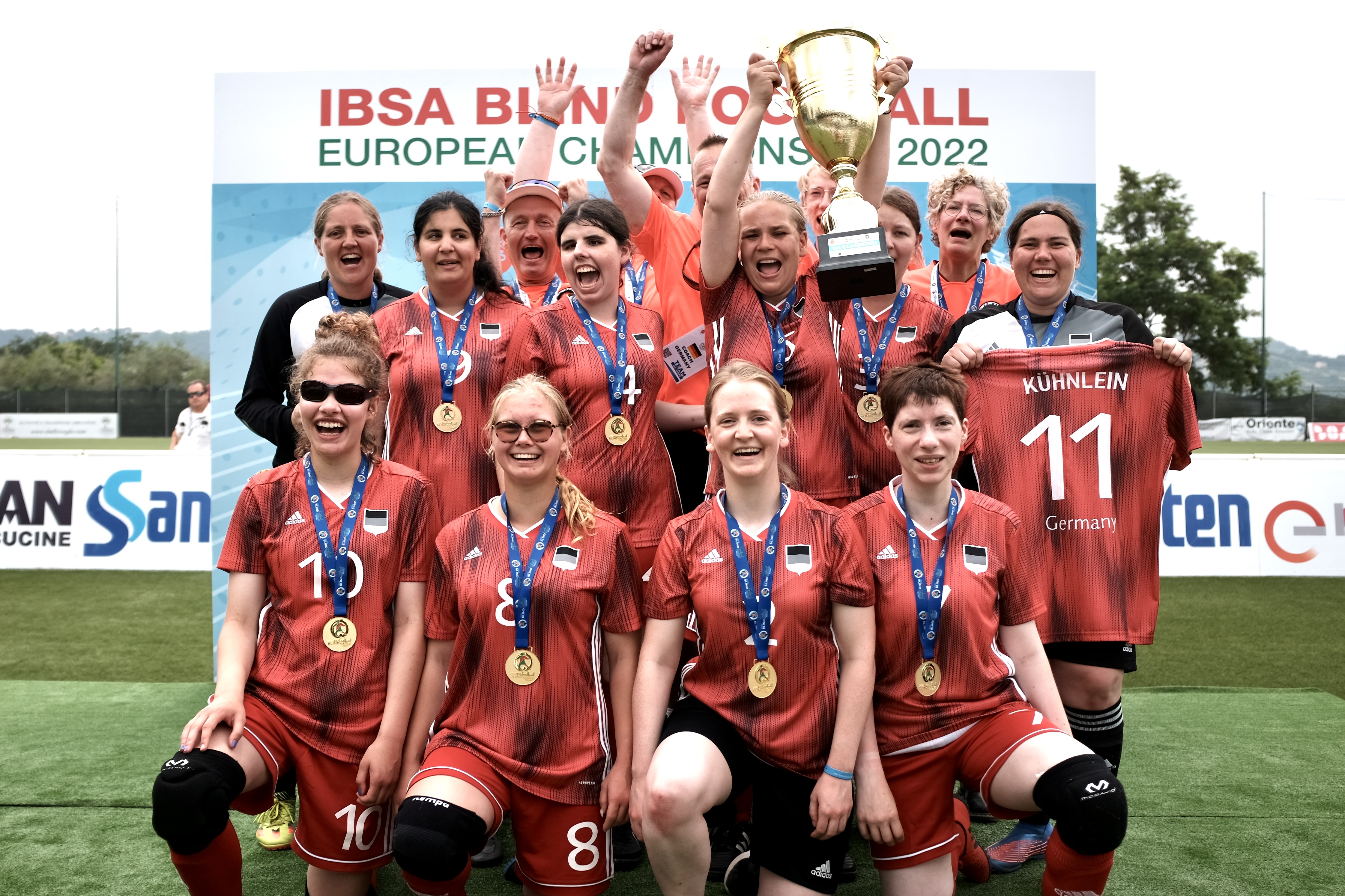 Das deutsche Frauen-Nationalteam bejubelt den Gewinn des EM-Titel, auf dem Teamfoto ist Thoya Küster unten links zu sehen.