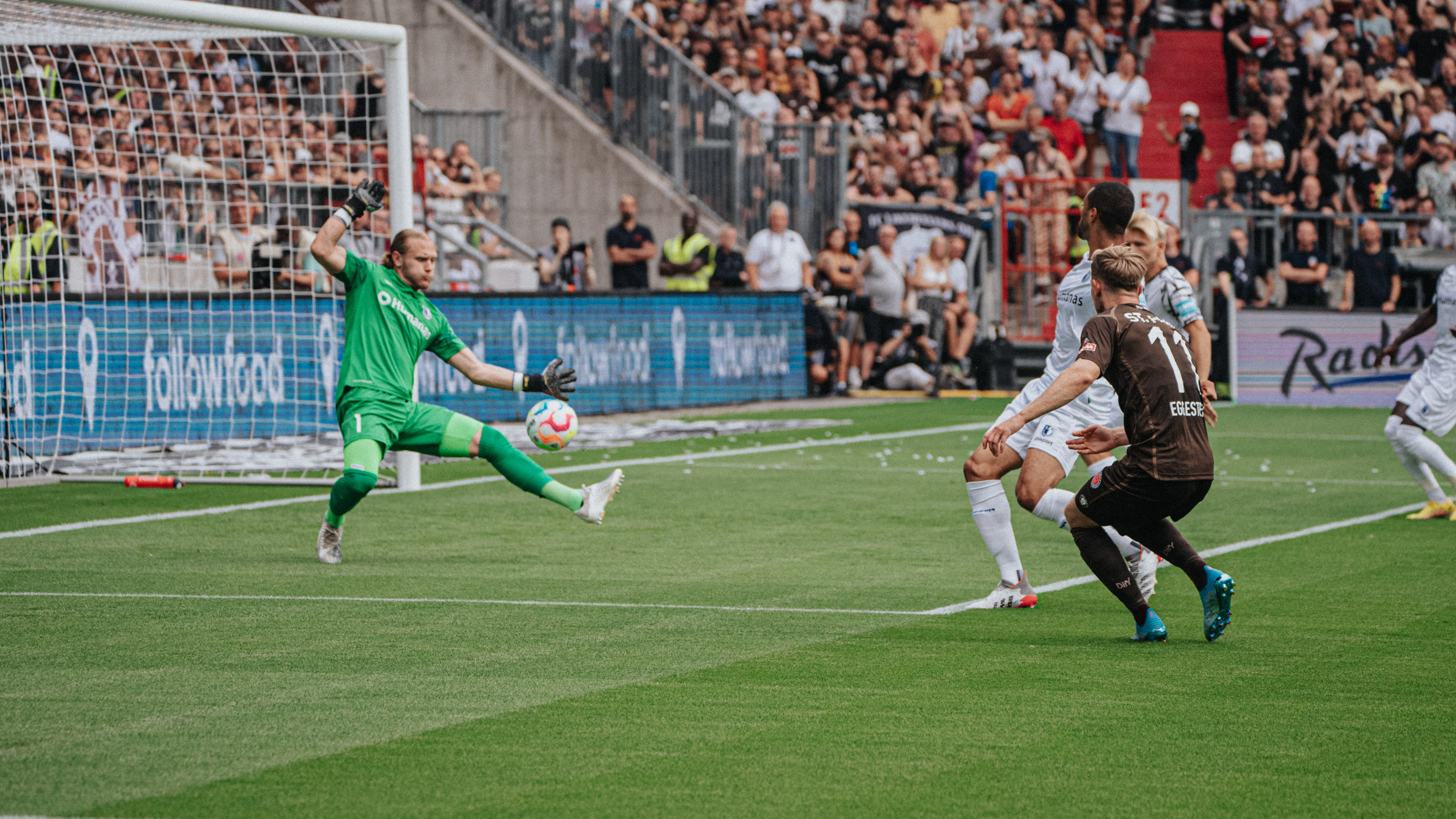 Johannes Eggestein überwindet FCM-Keeper Dominik Reimann und erzielt das frühe 1:0.