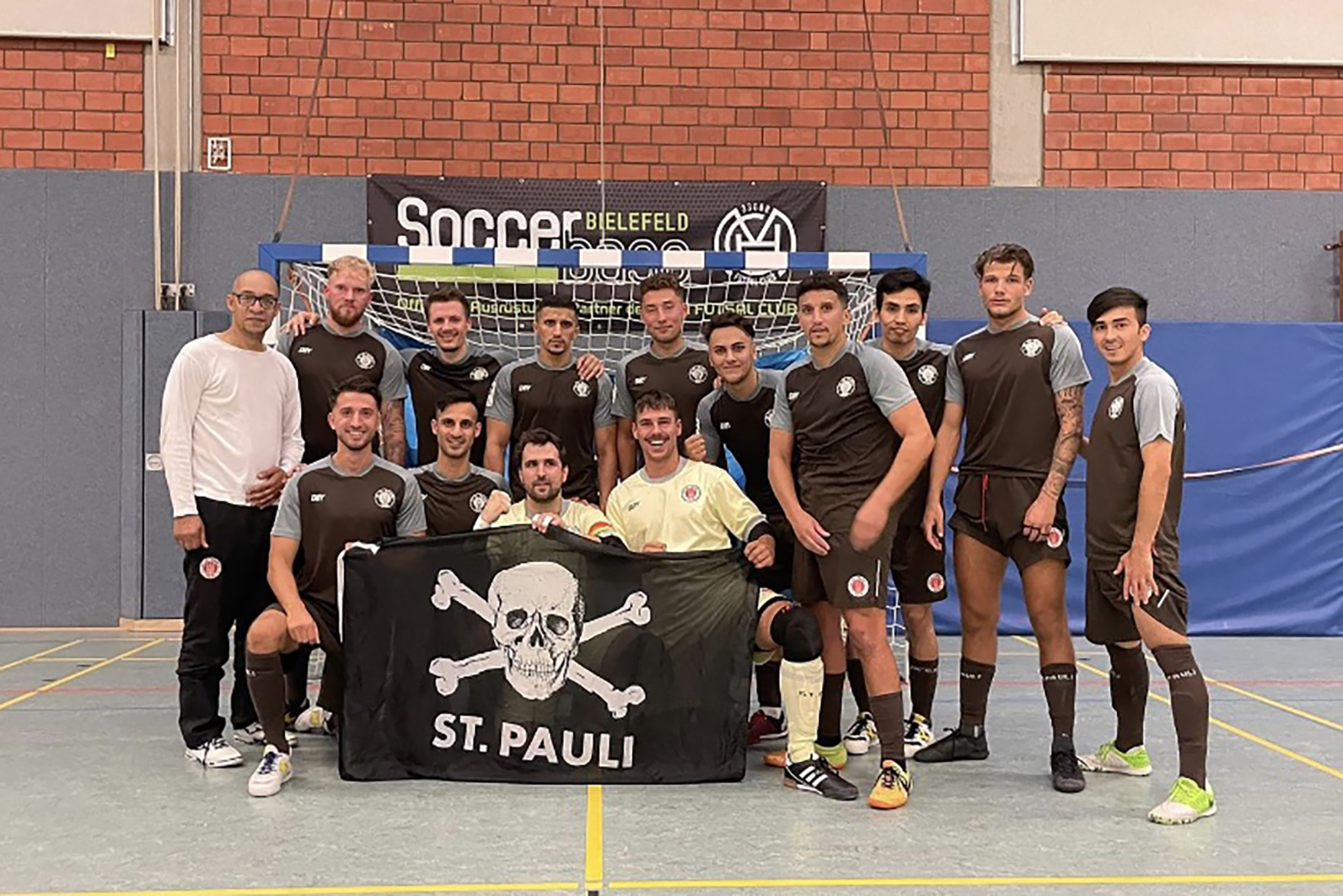 Teamfoto unserer Futsaler nach dem Sieg in Bielefeld.