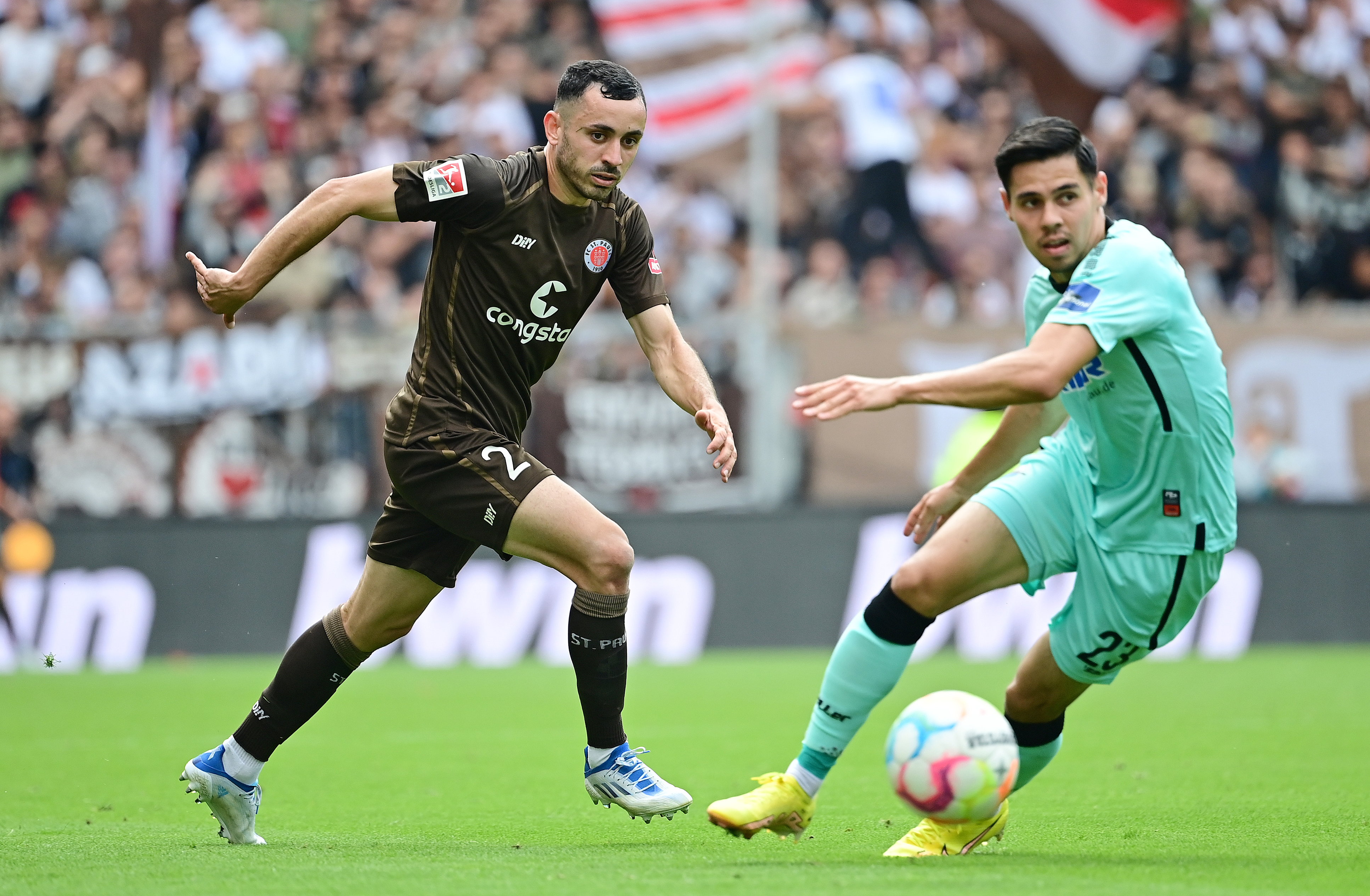 Manolis Saliakas im Duell mit Raphael Obermair beim Heimspiel gegen Paderborn.