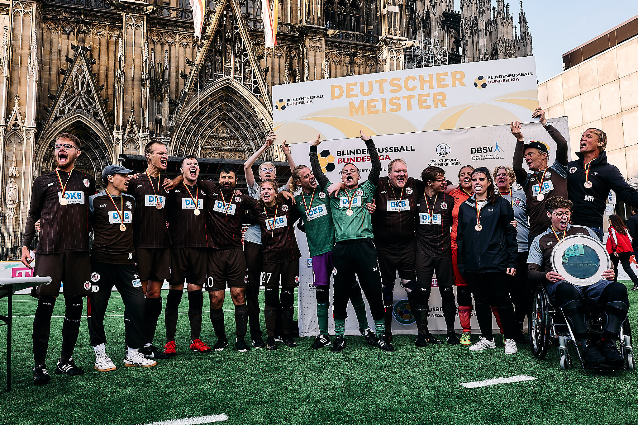 Das Blindenfußball-Team bejubelt den Gewinn der Deutschen Meisterschaft 2022 auf dem Kölner Roncalli-Platz.