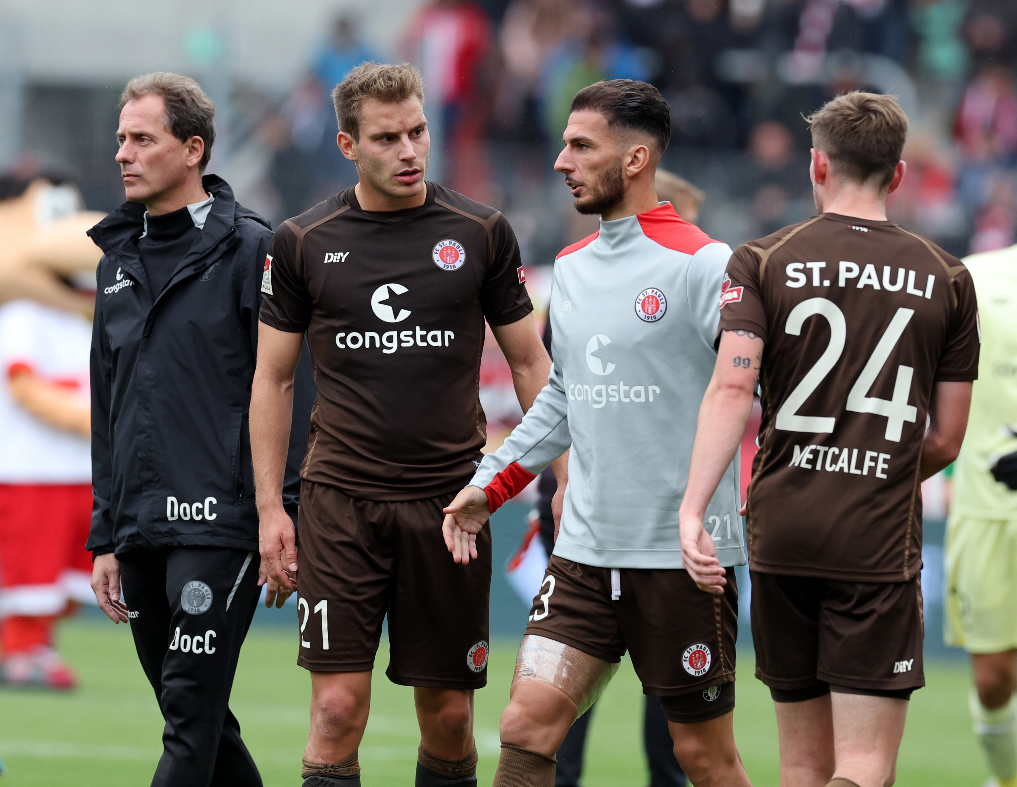 Lars Ritzka im Gespräch mit dem verletzten Leart Paqarada nach dem Spiel in Regensburg.