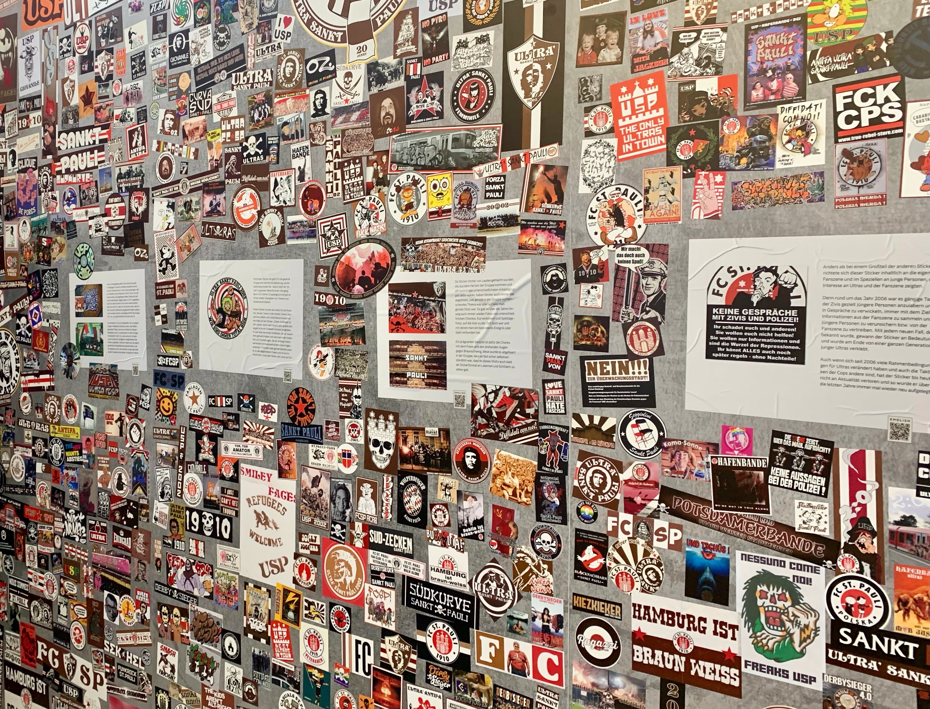 Sticker-Wall aus der Sonderausstellung „20 Jahre Ultrà Sankt Pauli“