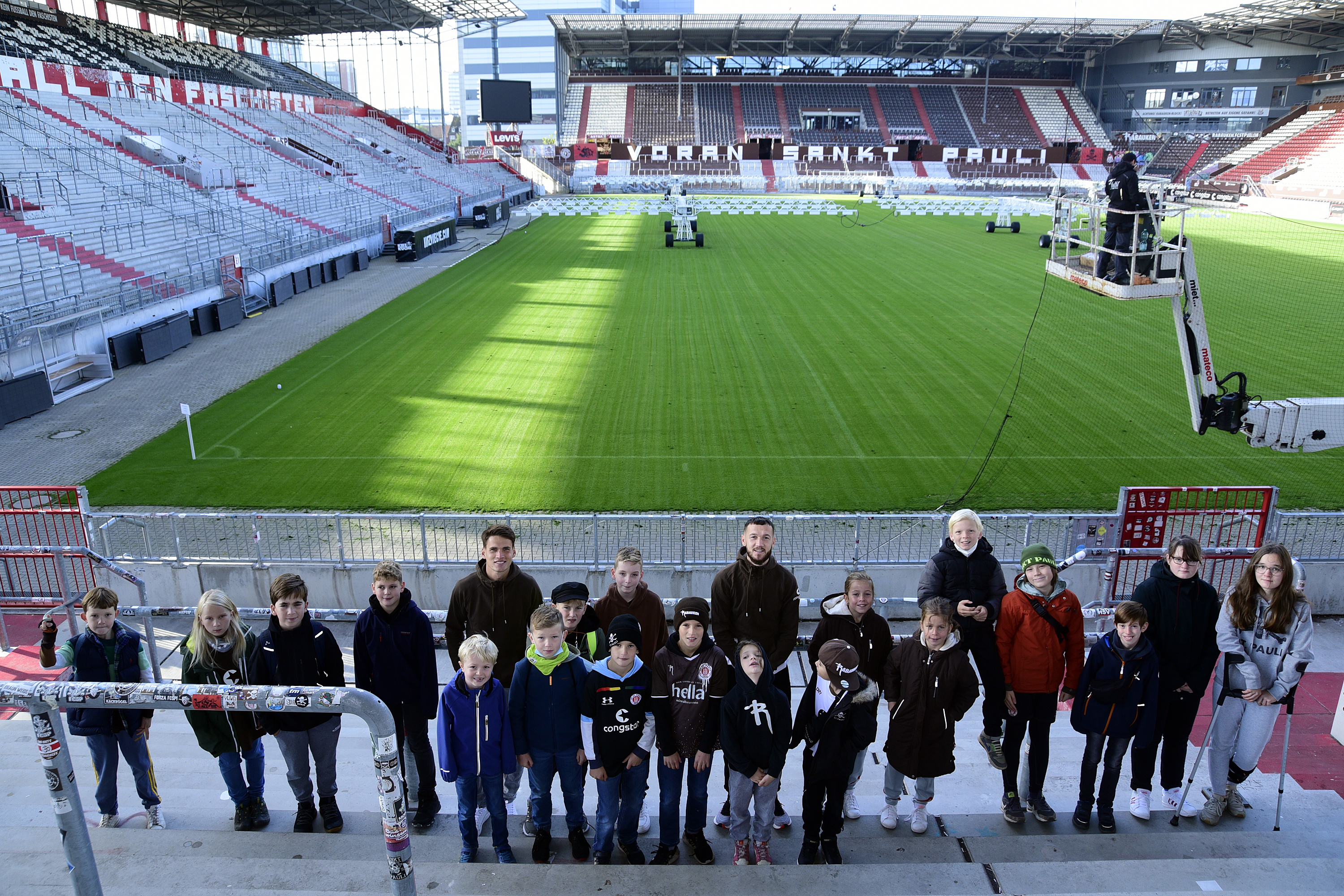 Zum Ferienauftakt erlebten rund 20 Kinder eine Stadionführung mit Marcel Hartel und Luca Zander im Millerntor-Stadion.