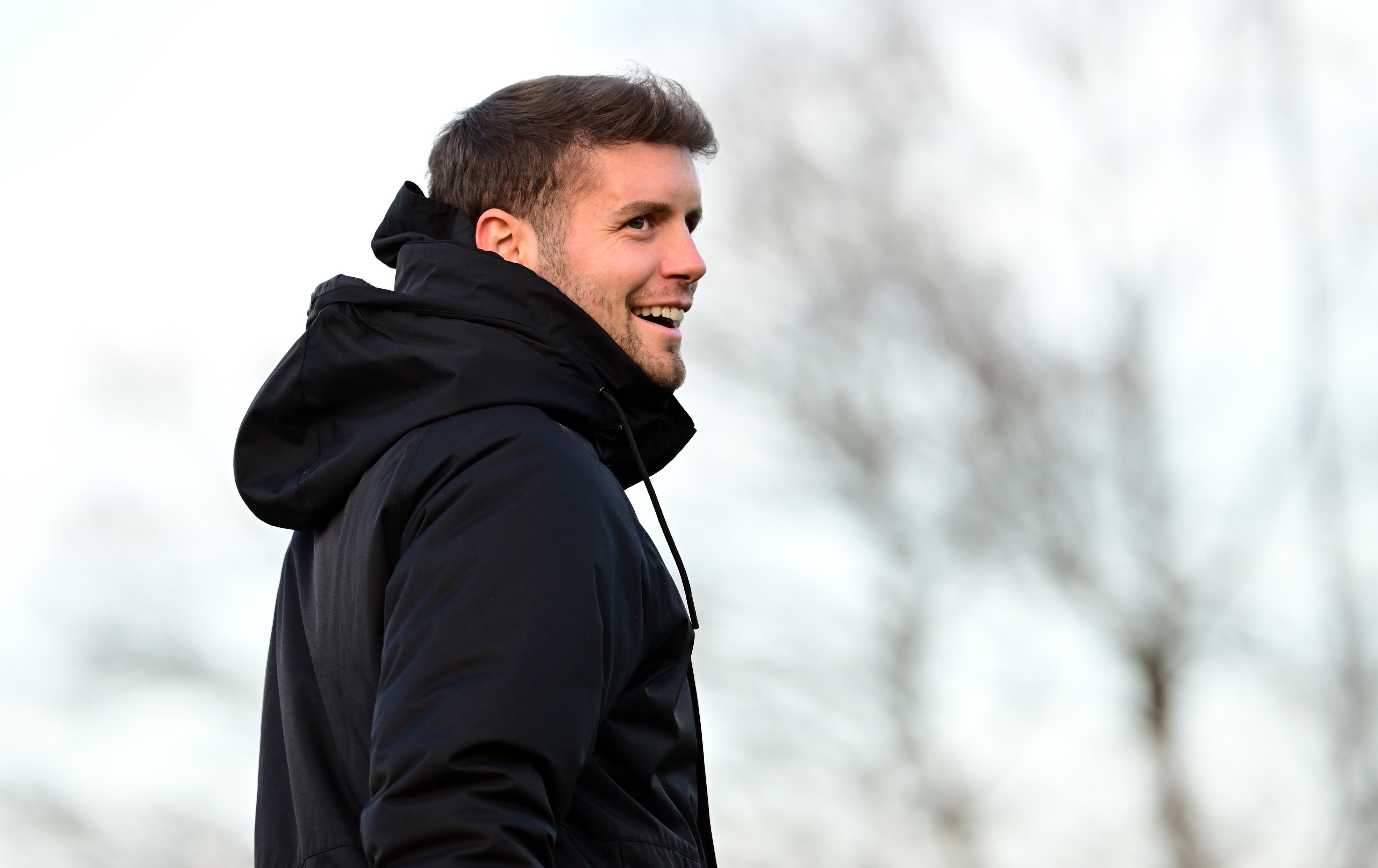 Cheftrainer Fabian Hürzeler mit einem Lächeln im Gesicht.