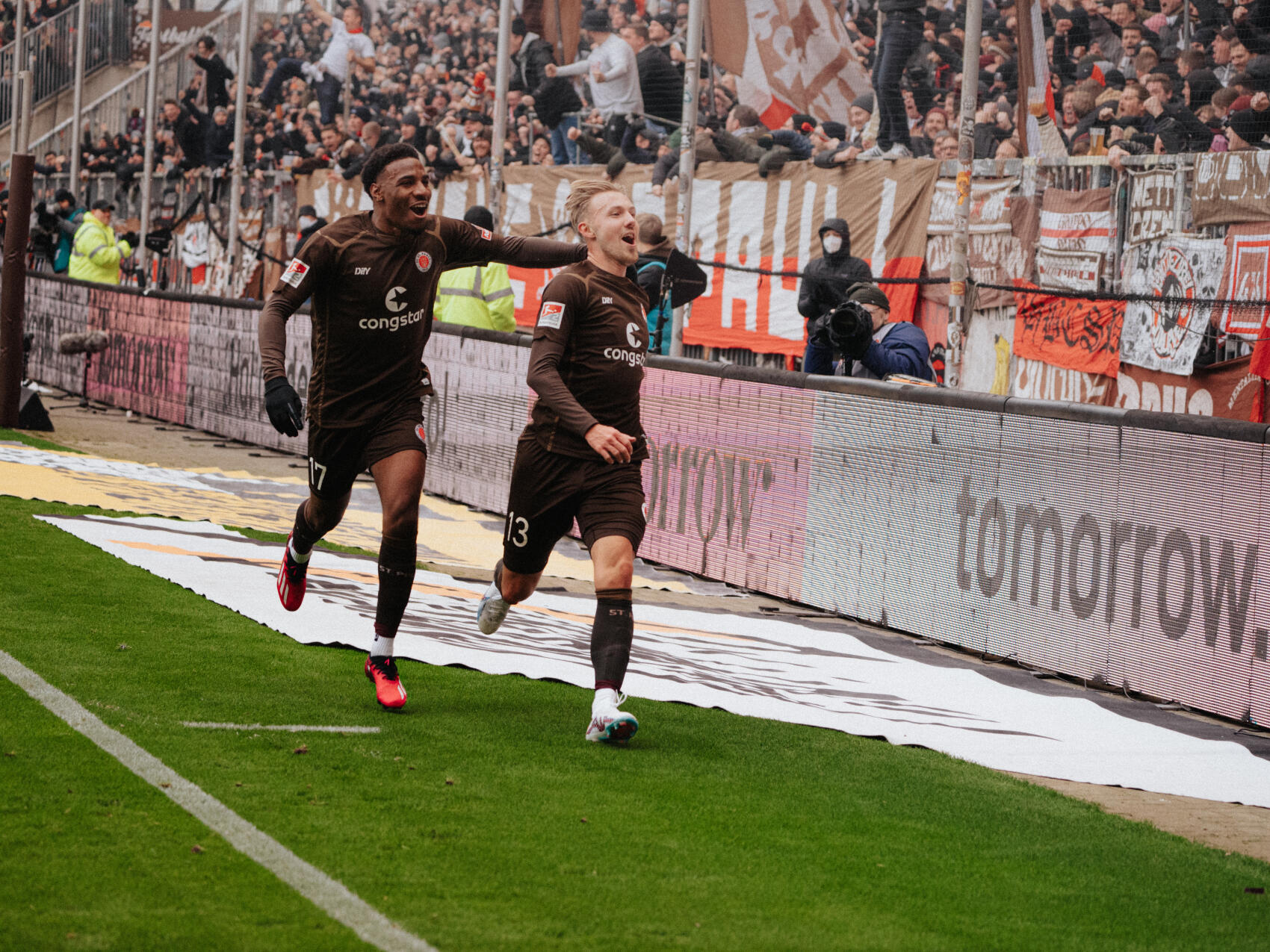 Oladapo Afolayan und Torschütze Lukas Daschner bejubeln den Treffer zum 1:0 vor der Südtribüne.
