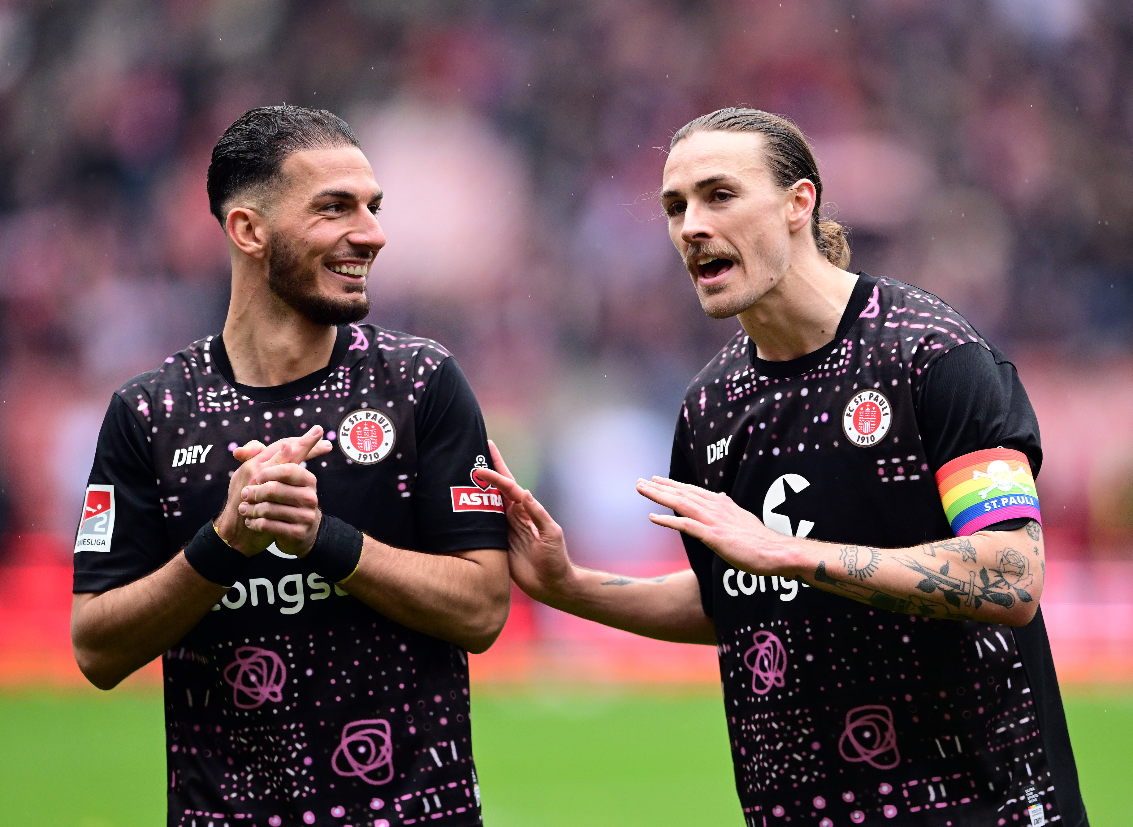 Against Regensburg and Heidenheim, Jackson Irvine led the team out as captain. For the derby, Leart Paqarada will wear the captain’s armband.