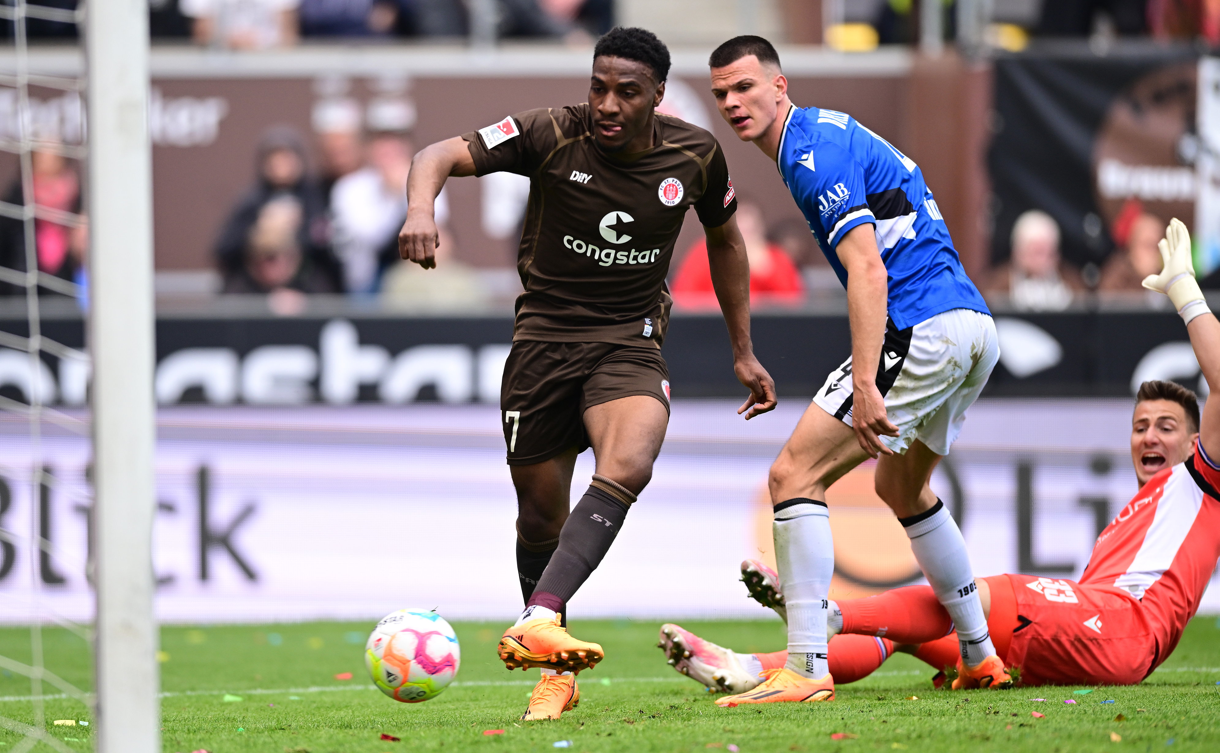 Oladapo Afolayan traf in Minute 28, hatte zuvor aber Bielefelds Keeper Martin Fraisl gefoult.