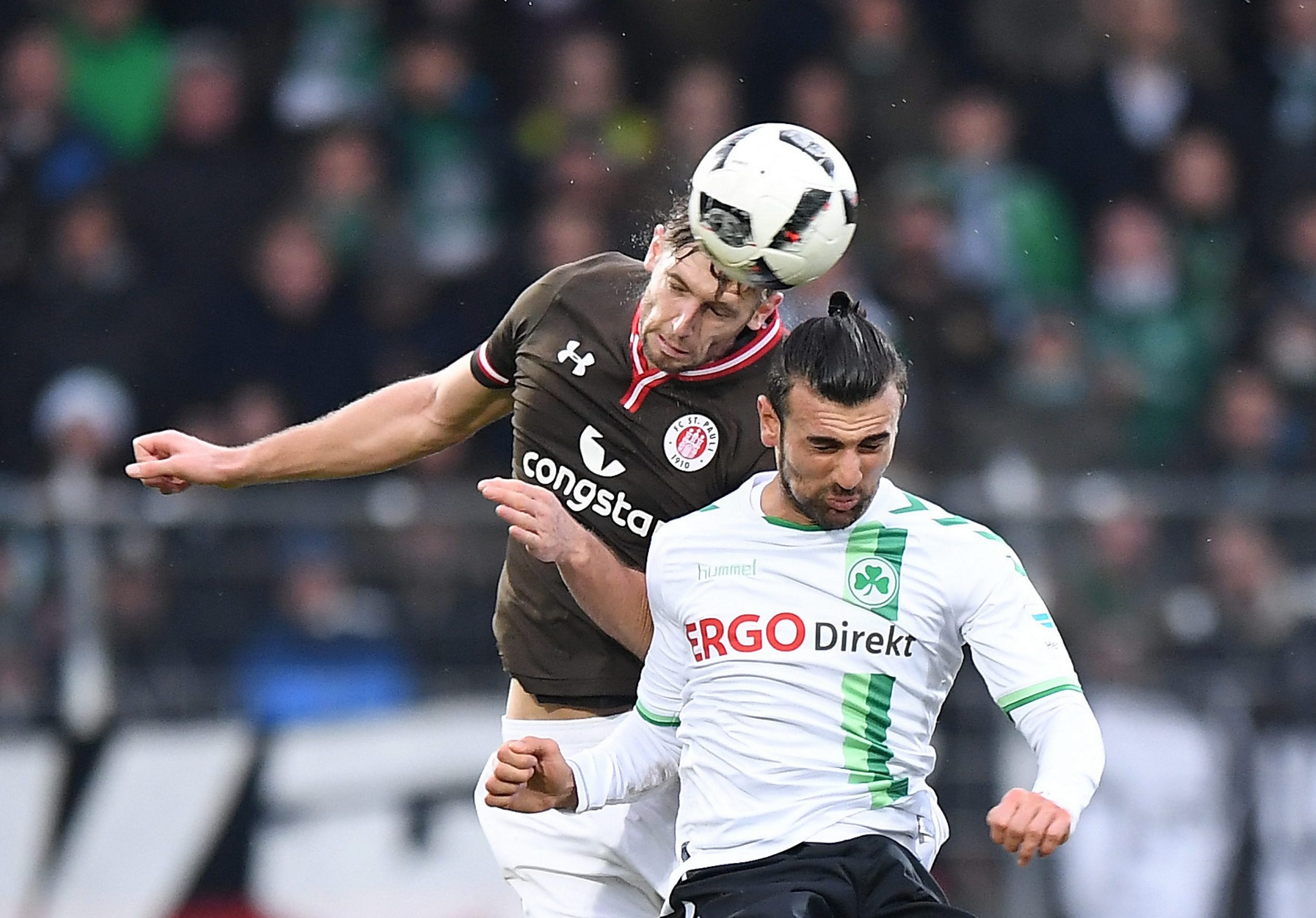 Lasse Sobiech was again very dependable in the challenge – especially in the air, as seen here against Fürth's Serdar Dursun.