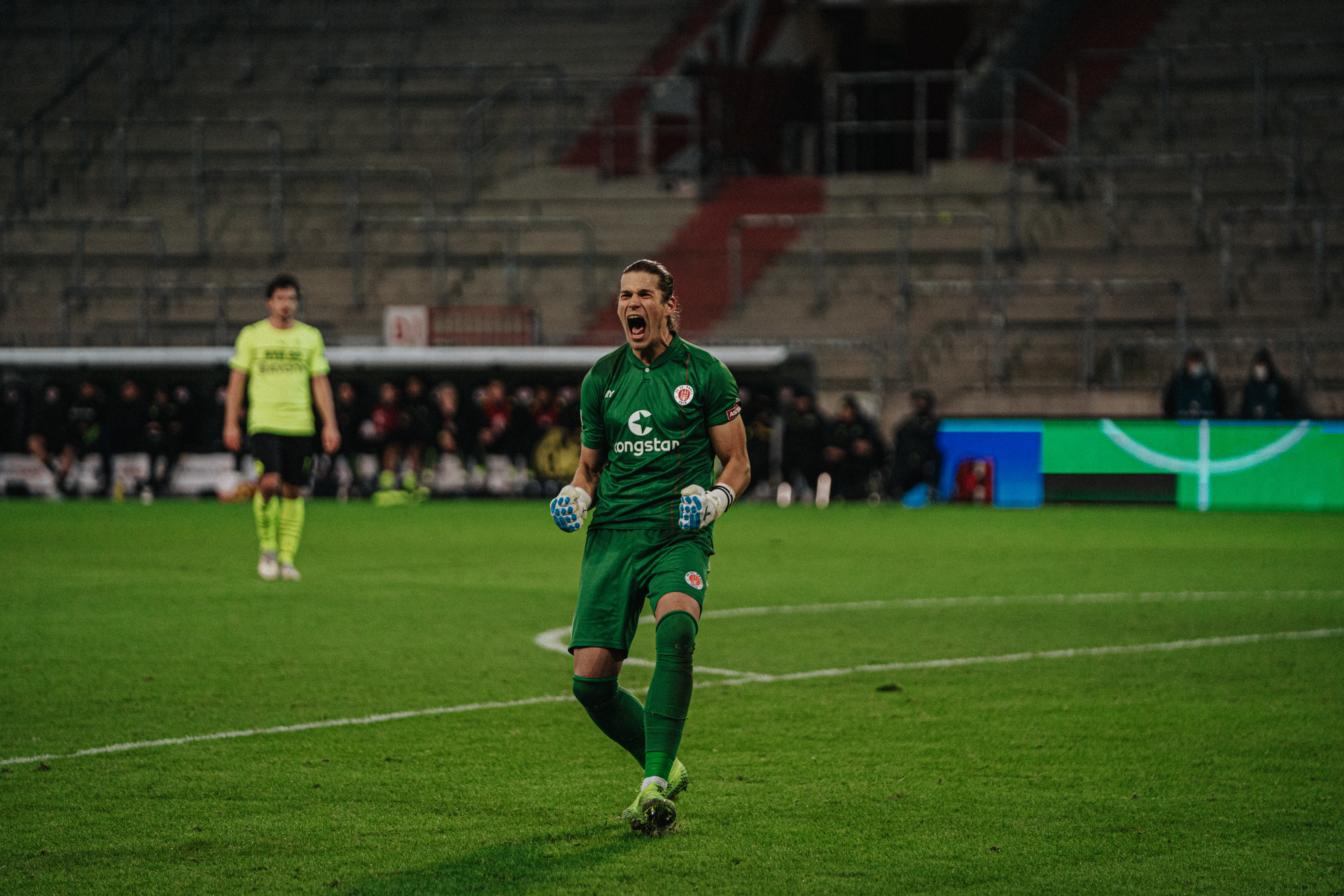 Dennis Smarsch bejubelt den 2:1-Erfolg im Achtelfinale des DFB-Pokals gegen den BVB.