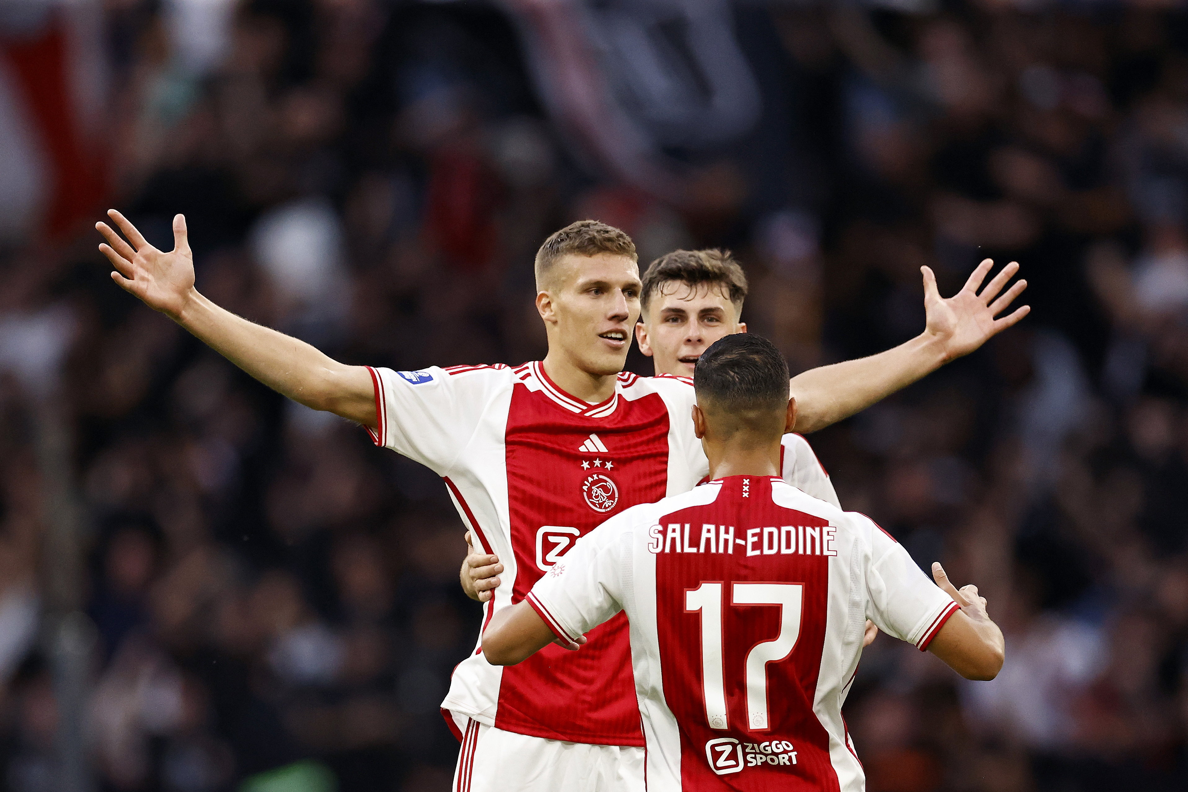 Jakov Medić bejubelt sein Tor im ersten Spiel für Ajax Amsterdam.