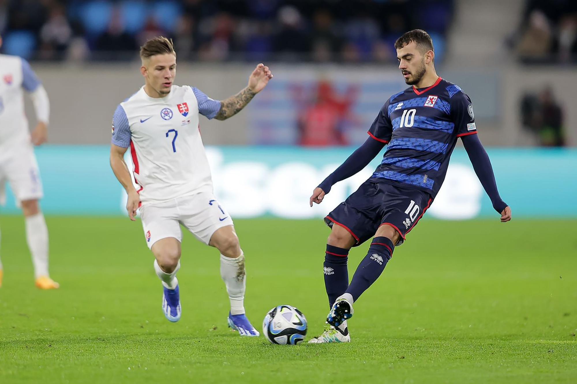 Danel Sinani verpasste mit Luxemburg aufgrund der 0:1-Niederlage gegen die Slowakei den Sprung auf Platz zwei.