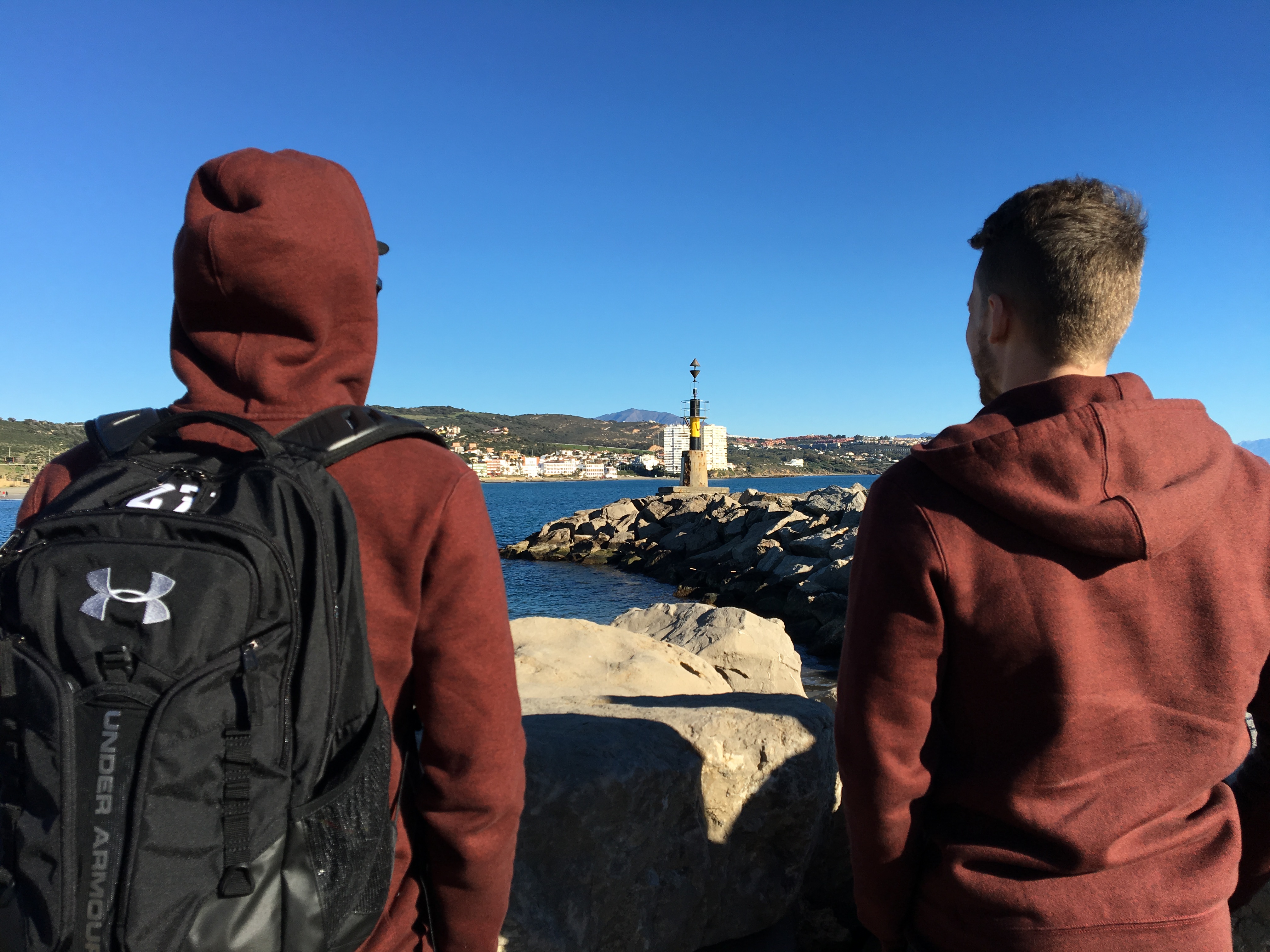 Jan-Philipp Kalla und Christopher Buchtmann genießen den Blick auf den Hafen von Sotogrande.