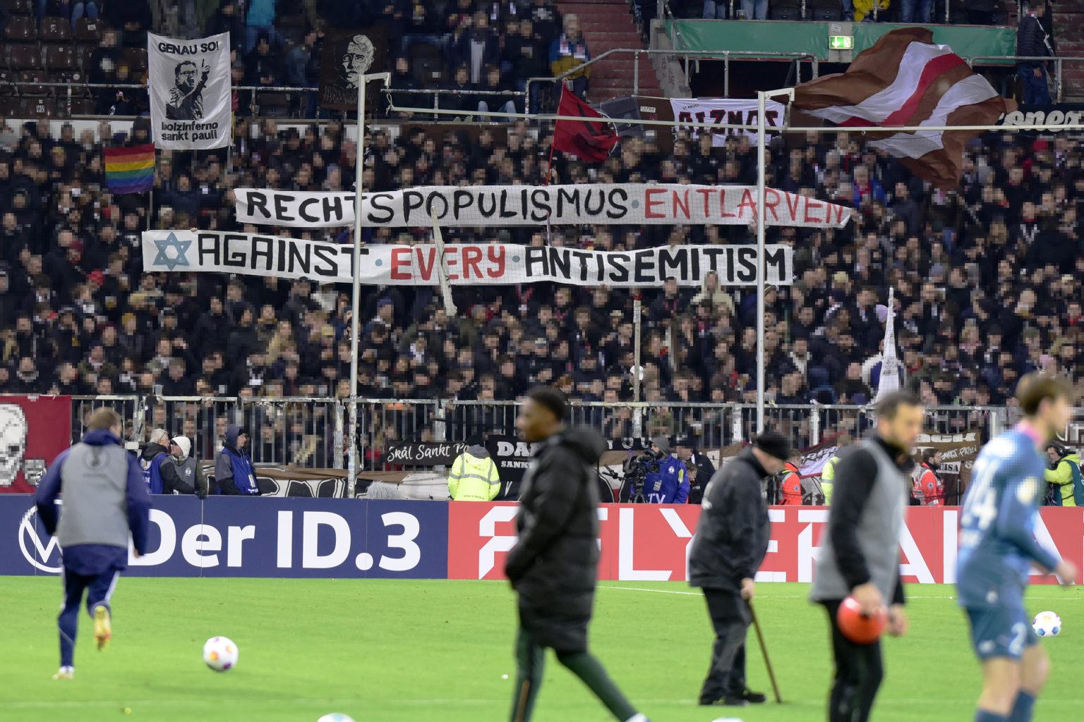 Banner „Against Every Antisemitism“ im FCSP-Fanblock: Antisemitismus gibt es in vielen offenen und verdeckten Formen.