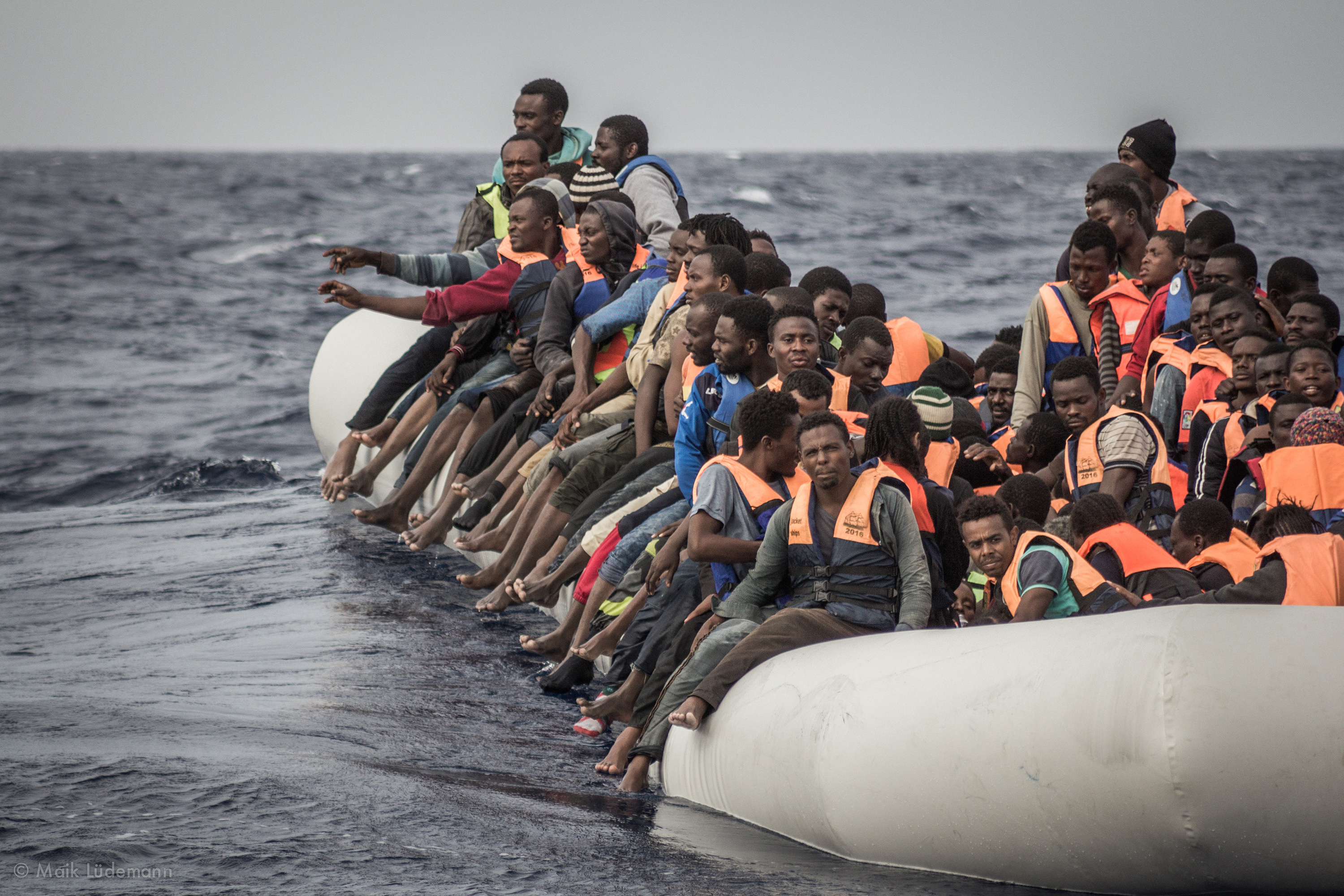 Geflüchtete auf einem völlig überfüllten Rettungsboot vor der libyschen Küste. Die Rettungswesten erhielten sie erst von der Crew der "Minden".