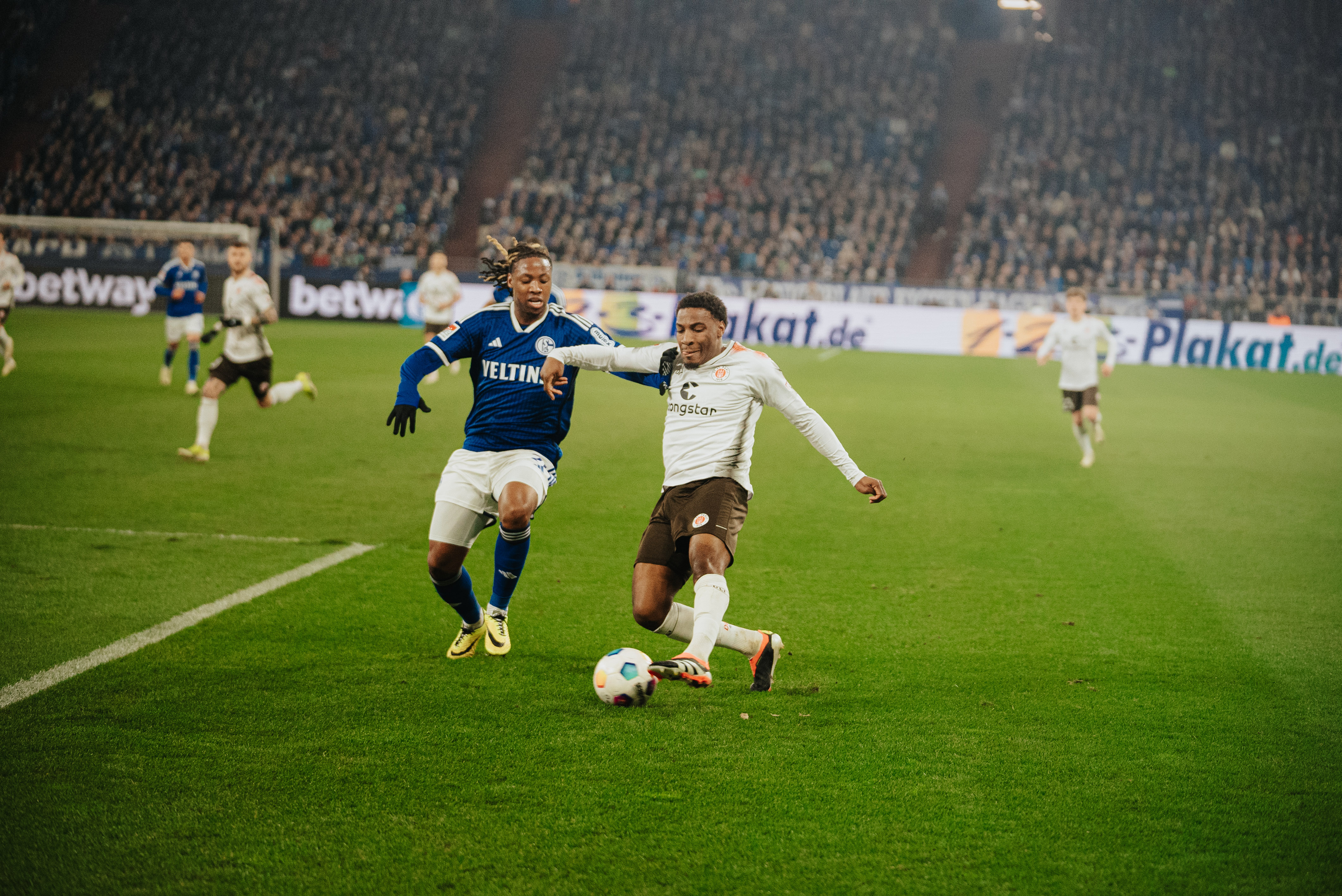 Dapo Afolayan repeatedly took on Schalke's Brandon Soppy in the opening quarter of an hour.
