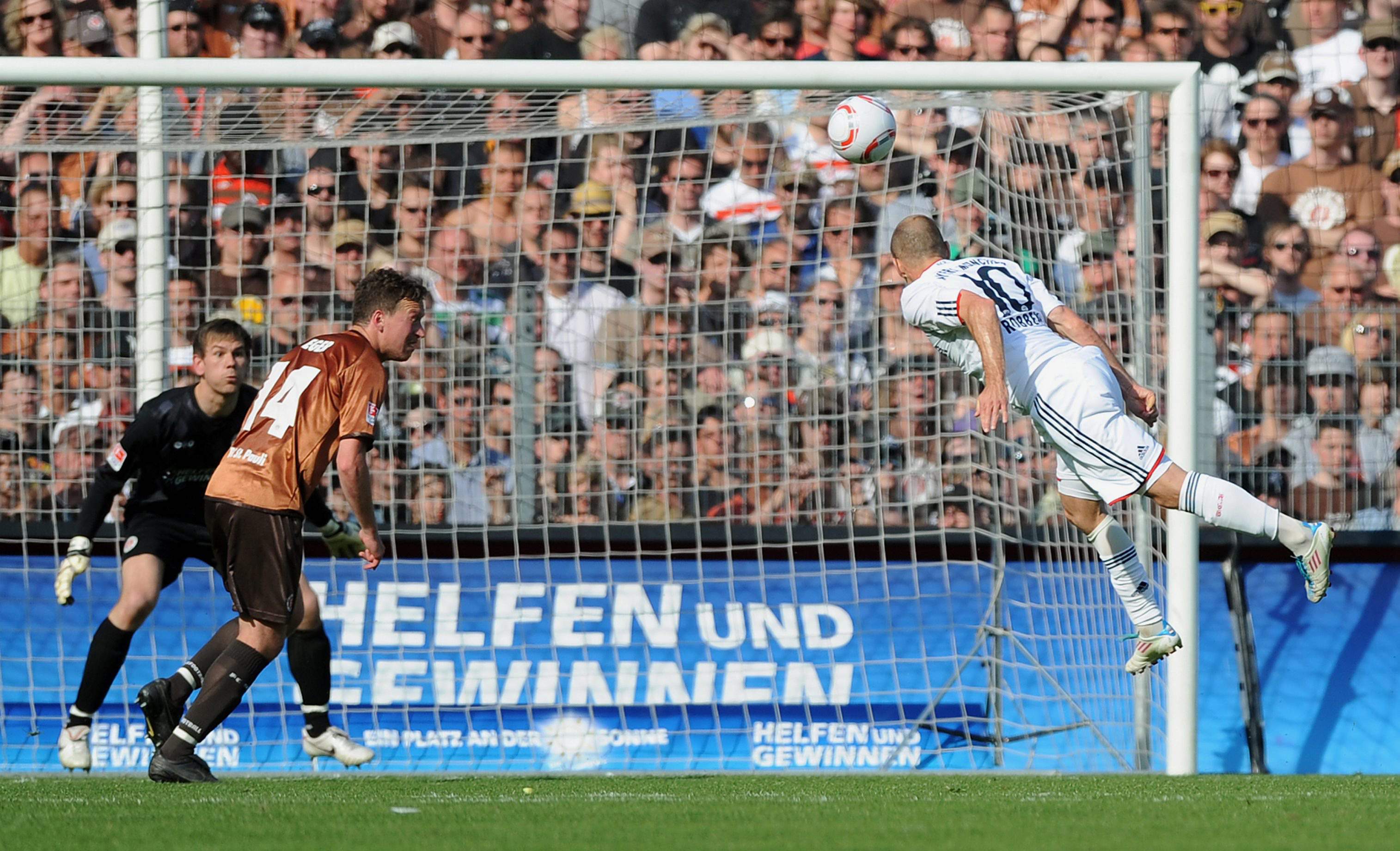 Arjen Robben (re.) erzielte per Kopf das zwischenzeitliche 6:1 für Bayern München, kurz zuvor hatte Marcel Eger (li.) auf der Gegenseite getroffen.