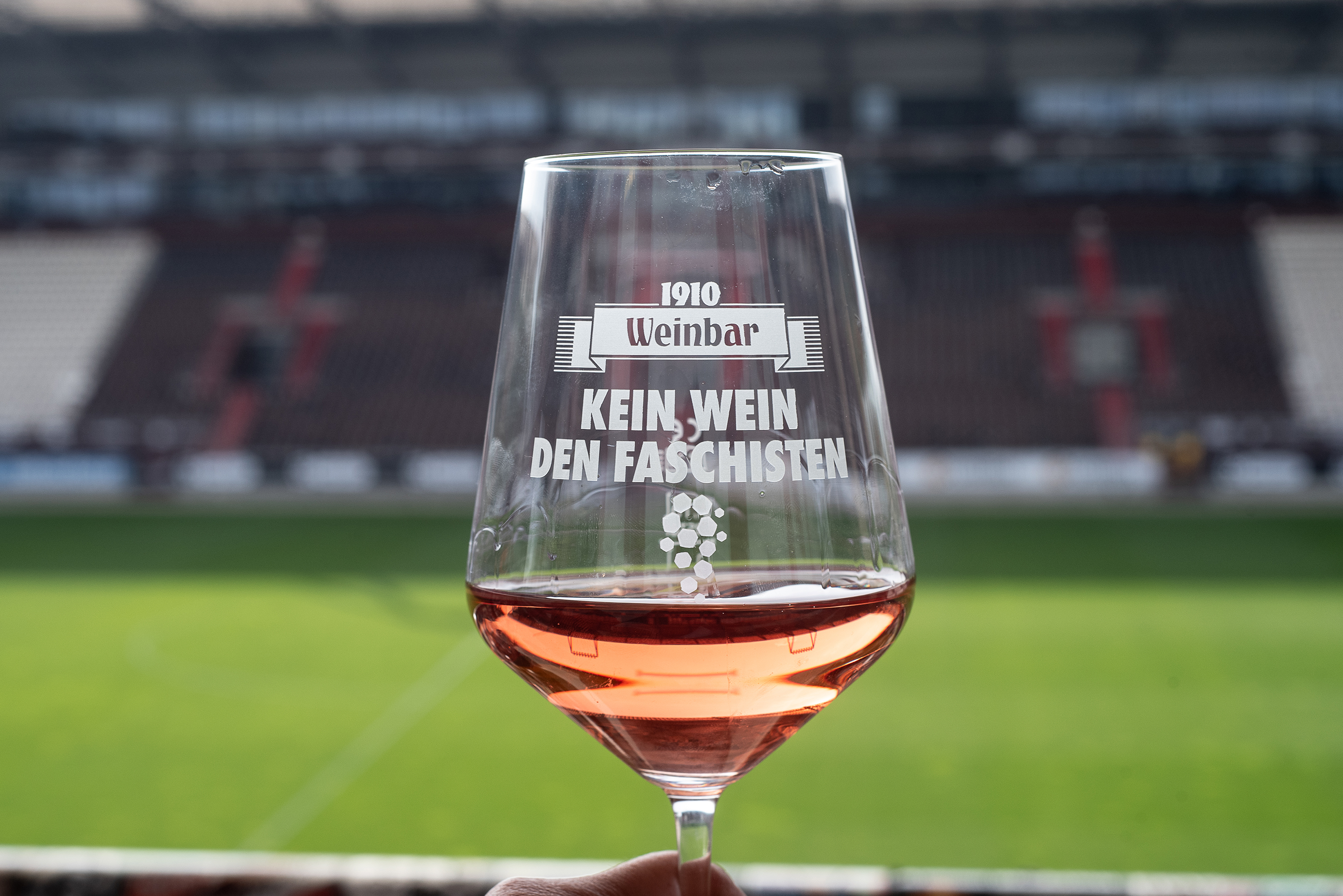 „Kein Wein den Faschisten“ ist das Motto der Wein- und Merchkollektion des FC St. Pauli-Museums und seiner 1910-Weinbar.