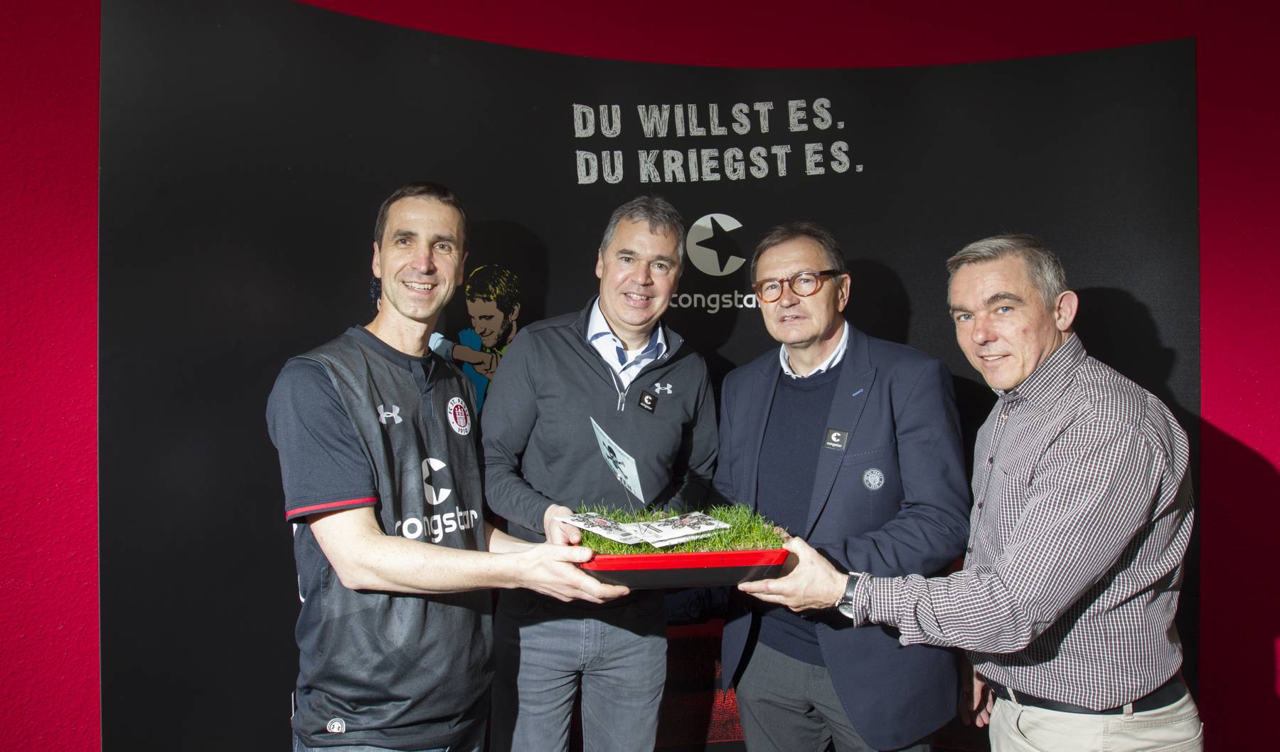Before the friendly at Borussia Mönchengladbach the Boys in Brown visited Congstar in Cologne. Captain Sören Gonther presented the sponsors with a piece of turf.