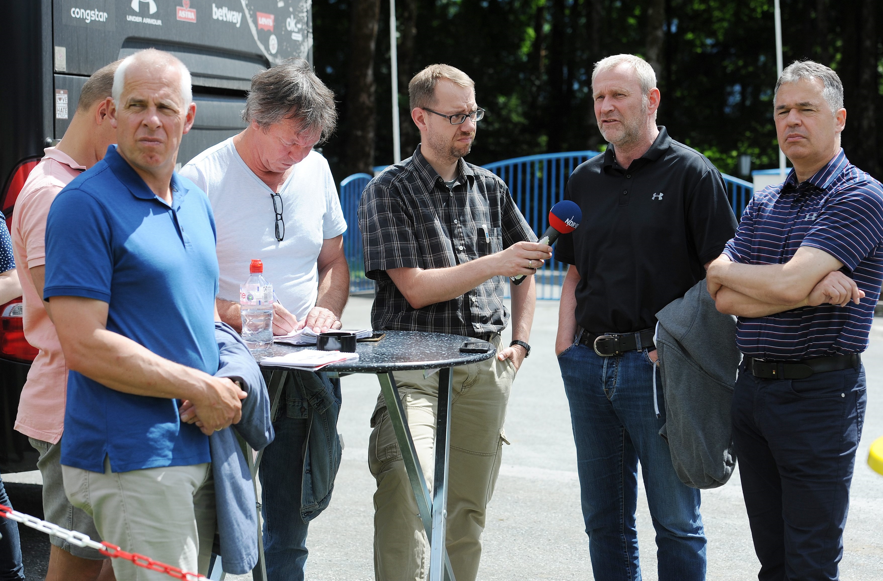 Auch während des Testspiels gegen den FC Wil war Uwe Stöver ein beliebter Gesprächspartner für die Journalisten.