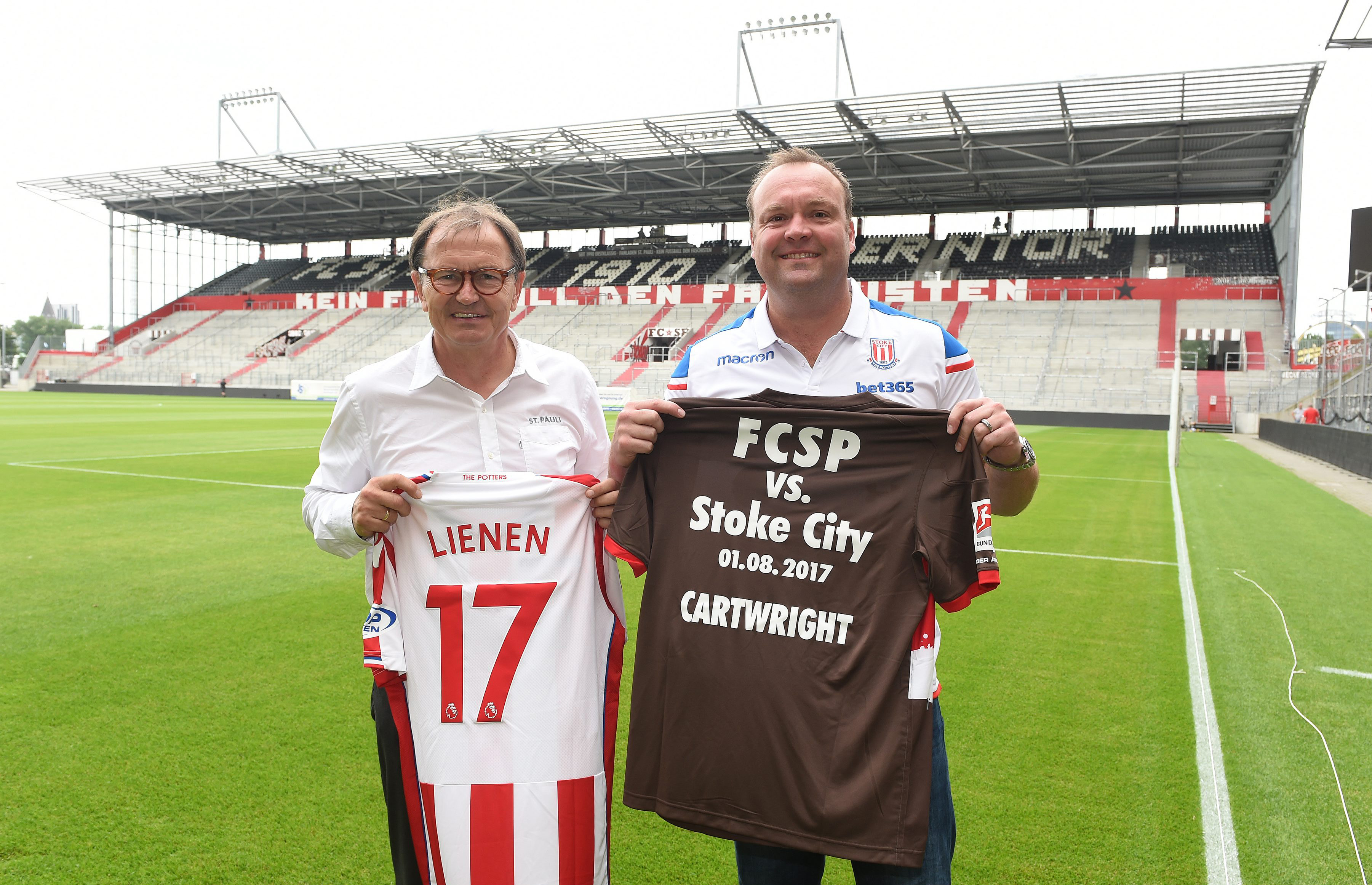 The two technical directors Ewald Lienen (left) and Mark Cartwright (right) will work together very closely in future.