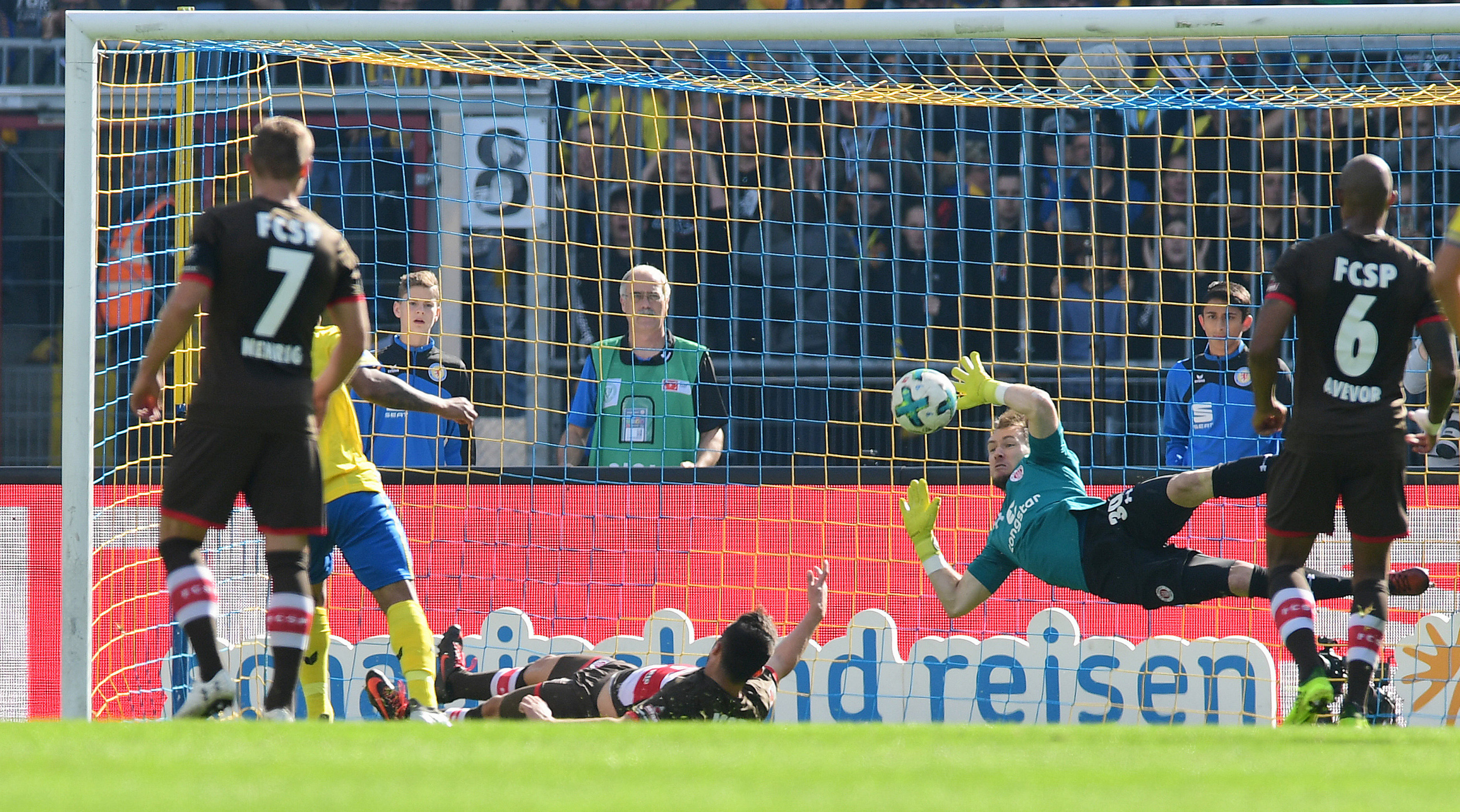 The defining moment of the first half: Robin Himmelmann denies penalty-taker Hernandez again on the rebound.