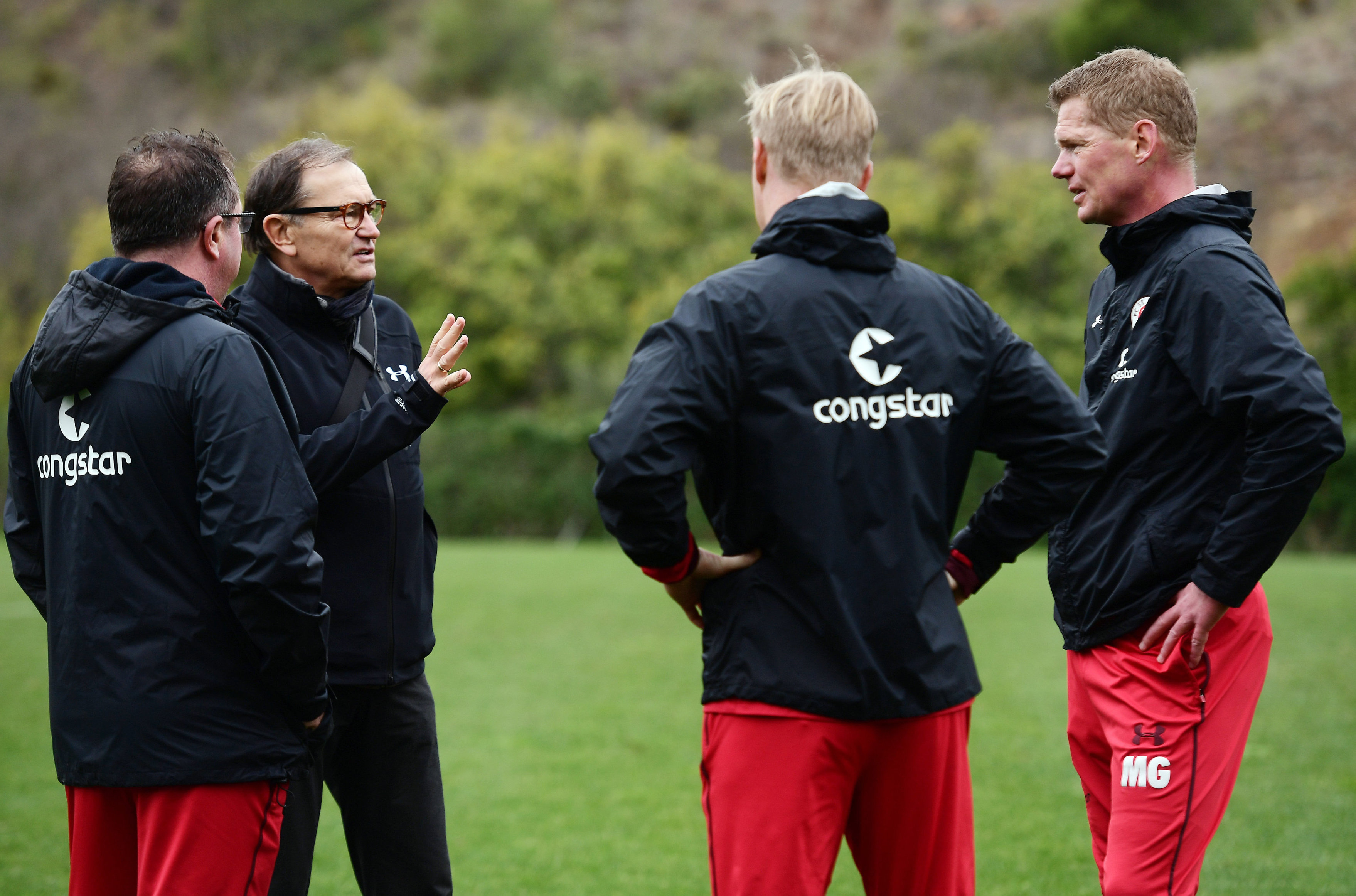 Der Technische Direktor Ewald Lienen besuchte die Mannschaft auf dem Gelände des Teamhotels.