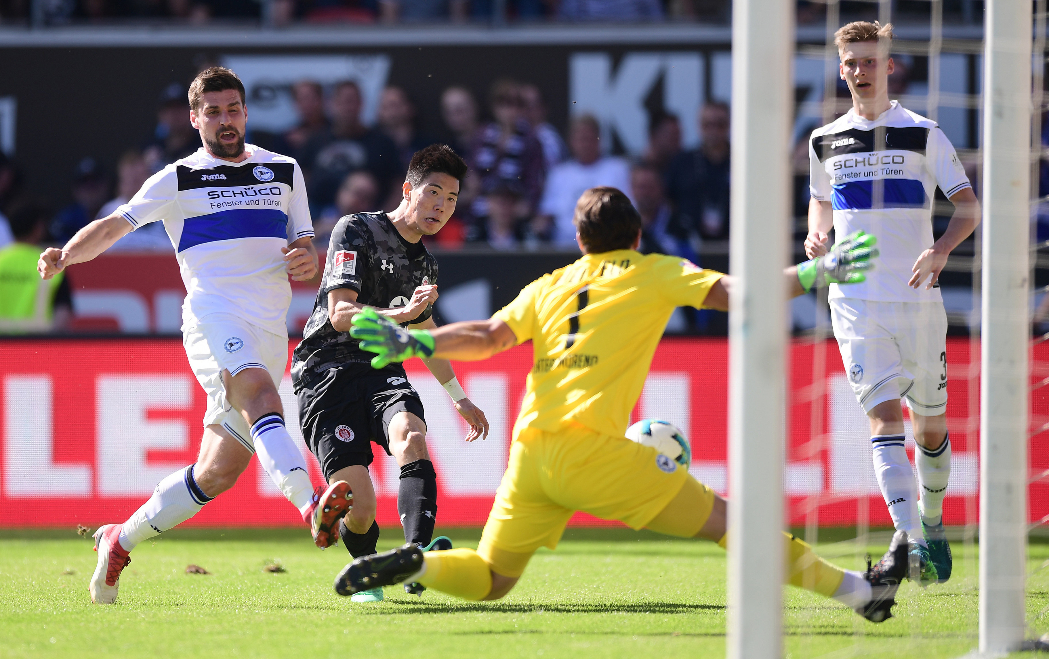 The key moment of the opening 45 – Park dupes the Bielefeld rearguard.